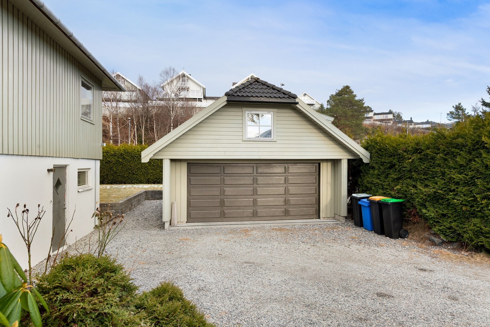 Stor dobbel garasje med loft beliggende øst for eiendommen. Garasjen har et areal på 39 kvm. Galleribilde