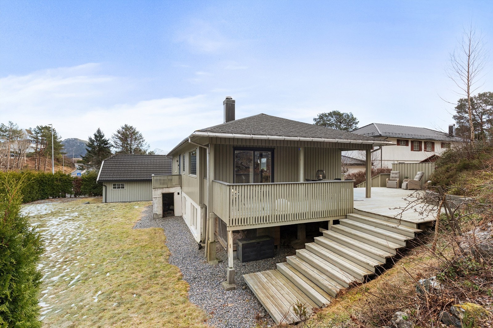 Det er også stor trapp fra terrassen til hage mot nord Galleribilde