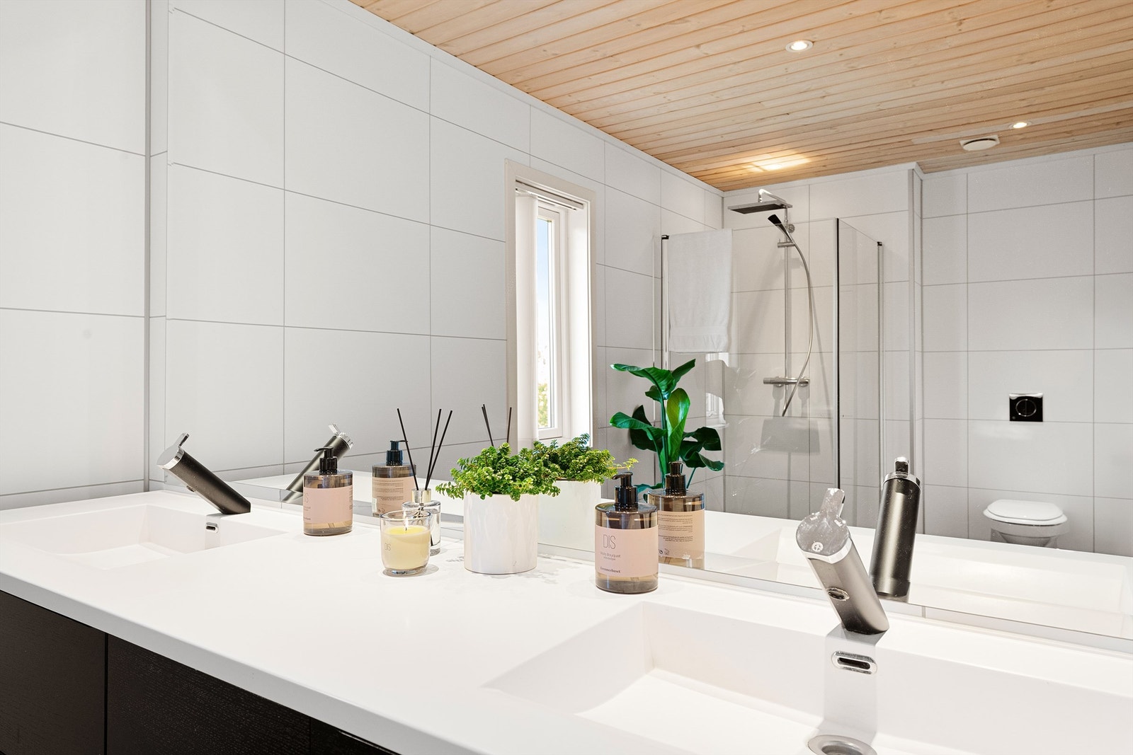 2 dobble servanter på bad med ett-greps armaturer. Galleribilde