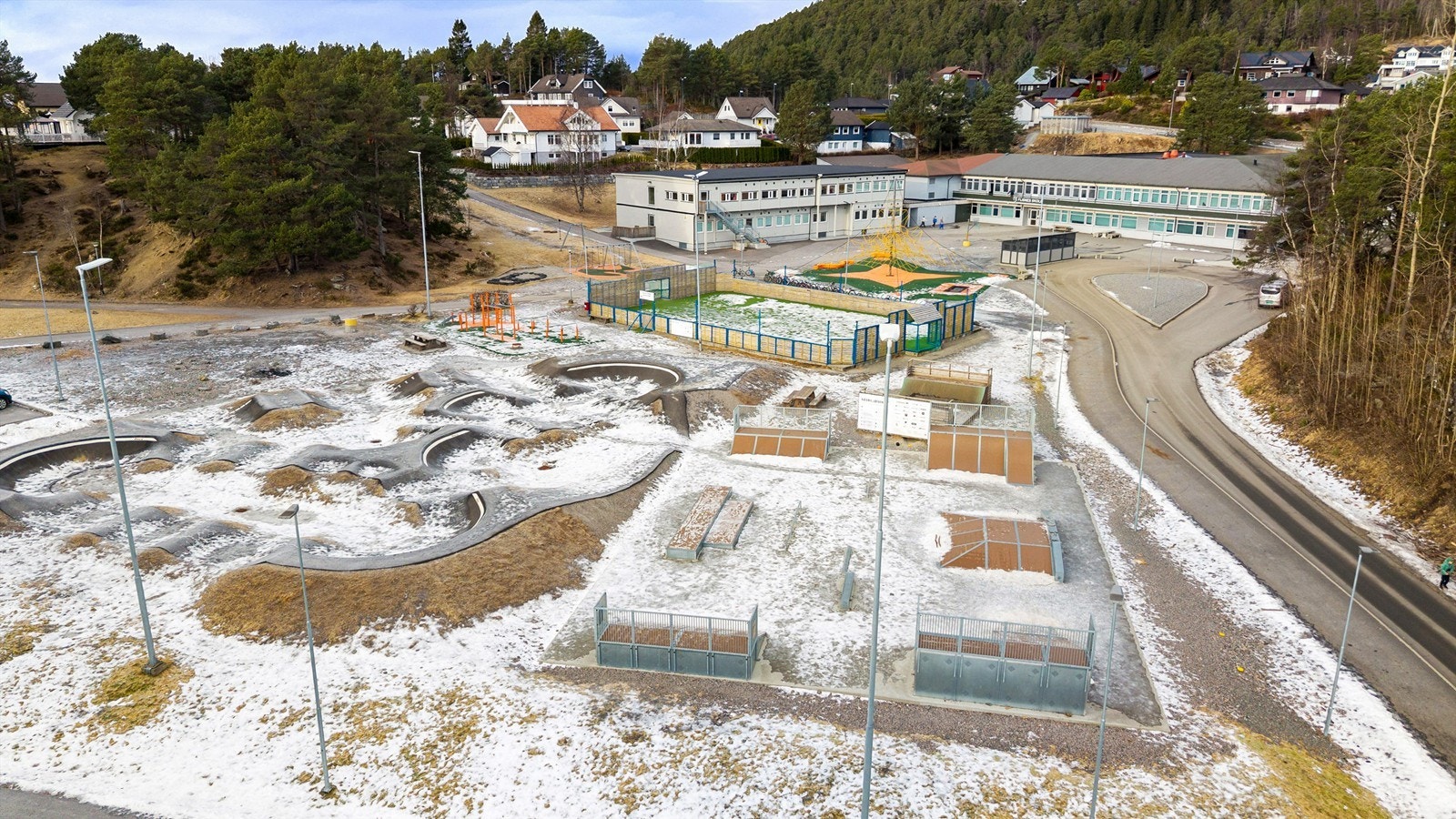 Flisnes Barneskole beliggende i kort gangavstand vest for eiendommen (ca. 600 m) Galleribilde
