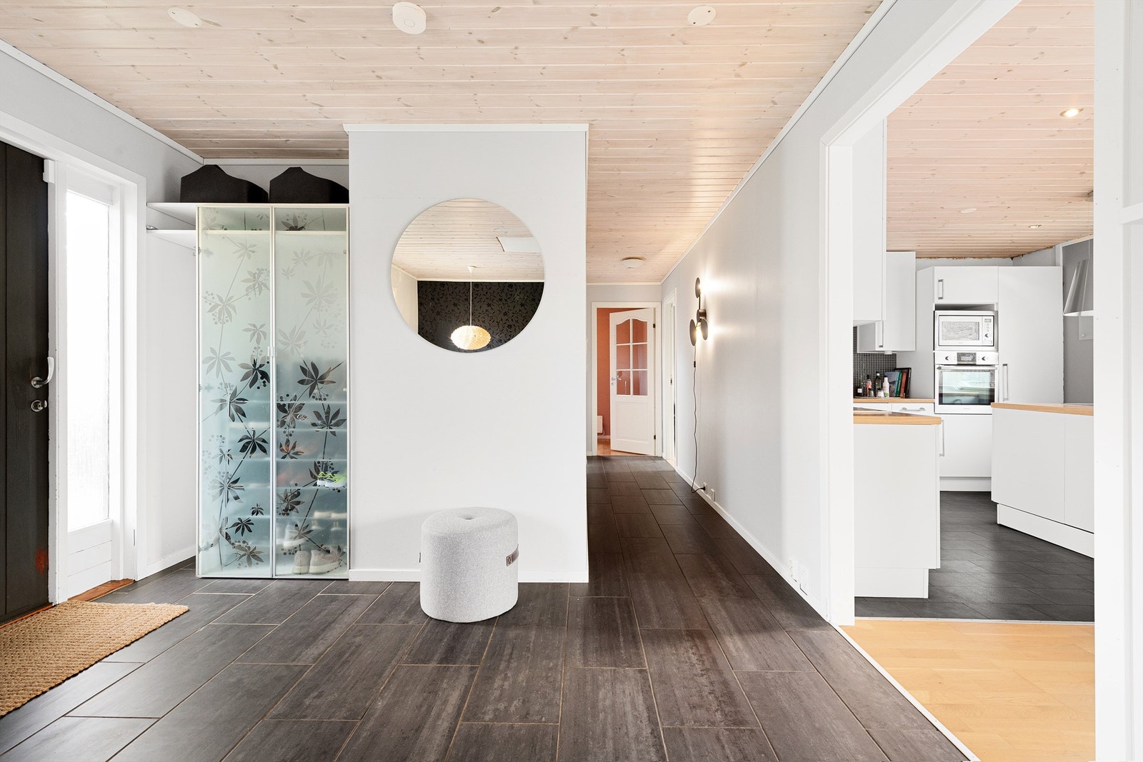 Hall/trapperom og gang i hovedetasjen med dør til stue/kjøkken Galleribilde