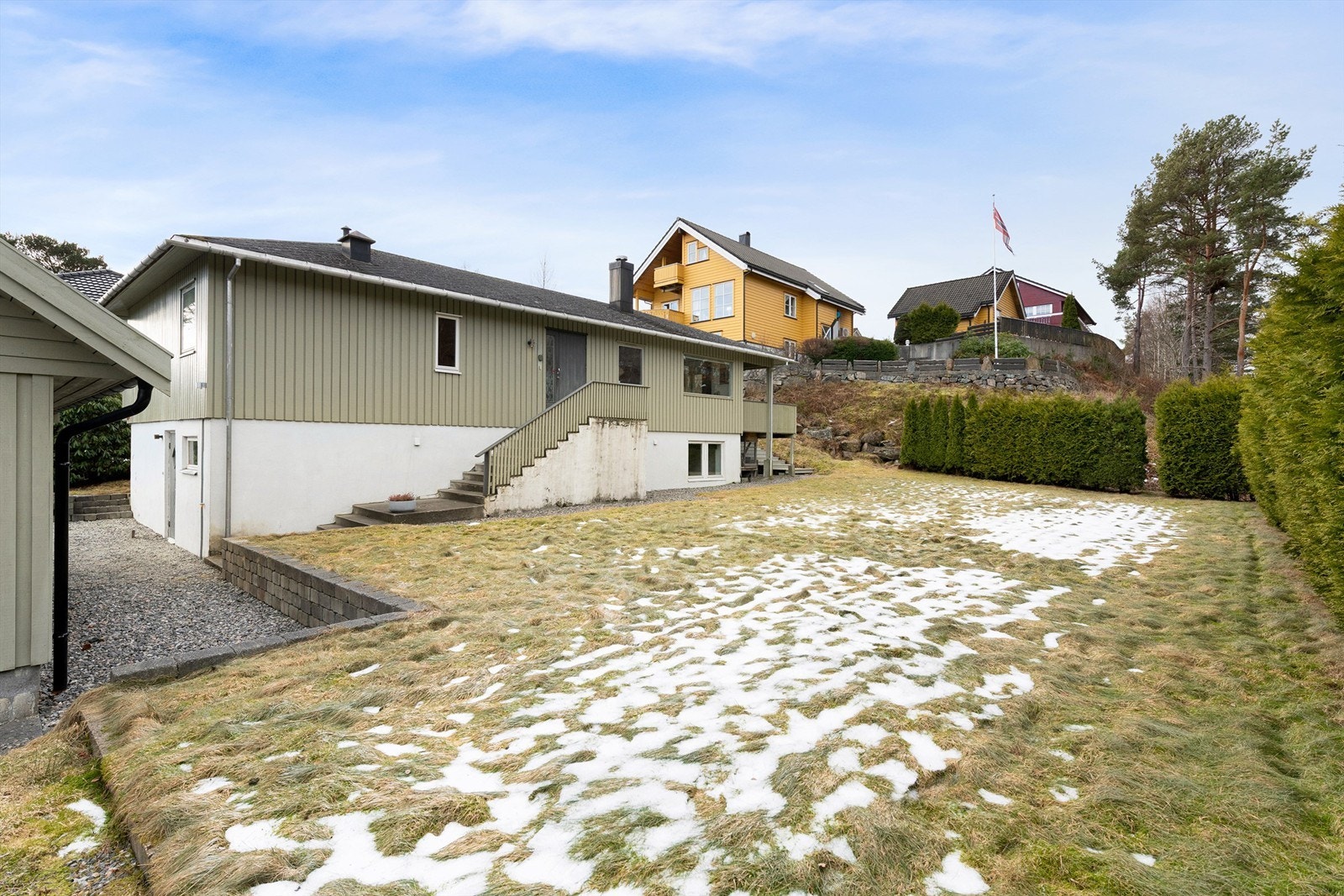 Hagen er skjermet med stor hekk mot vei Galleribilde