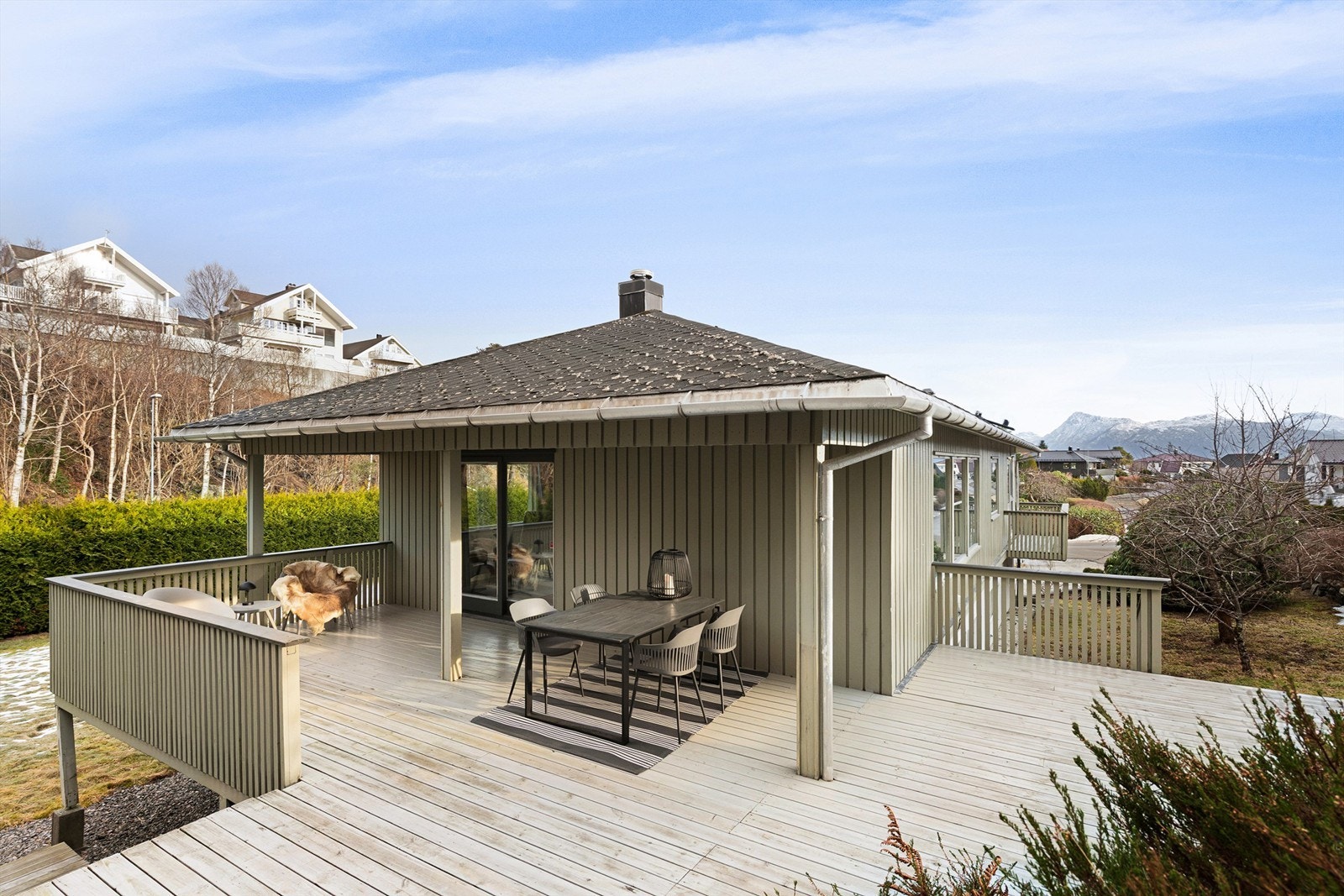 Stor dels overbygget terrasse mot sydvest med trapp til hage mot nord og syd Galleribilde