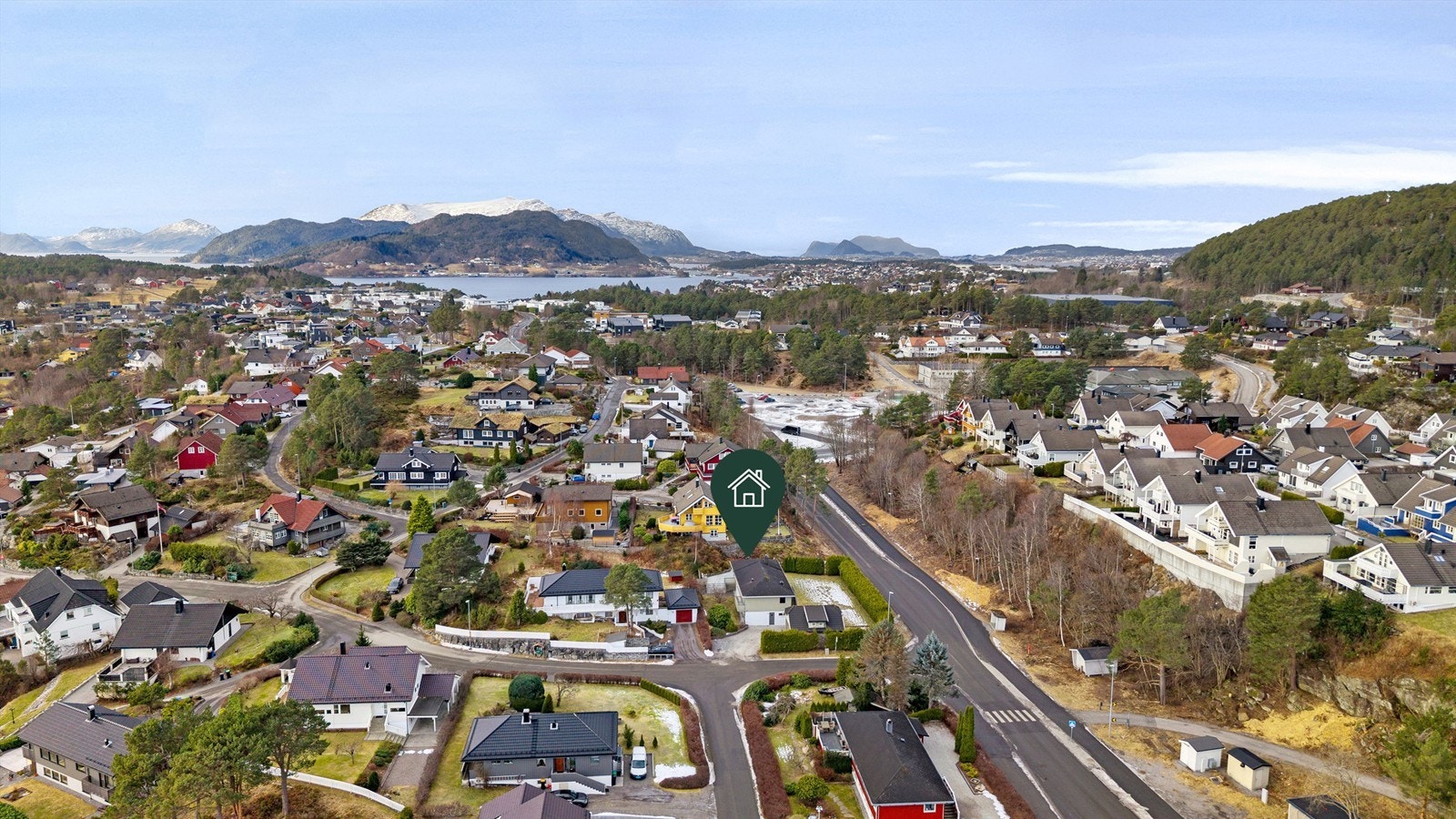 Dronebilde av nærområdet tatt fra øst mot vest Galleribilde