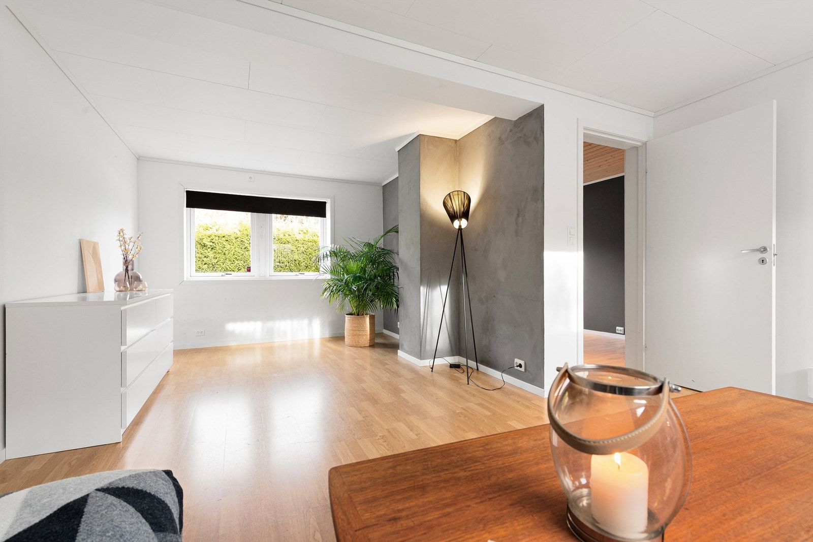 Kjellerstuen er romslig med god plass til flere soner og sittegrupper - ikke byggemeldt og godkjent (disp på byggetegninger) Galleribilde