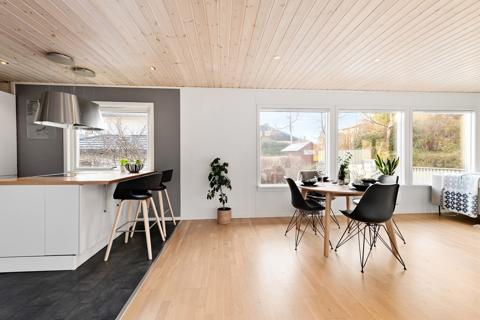 Det er åpen løsning mellom stue og kjøkken og kjøkkenhalvøy mot stuedel med sitteplasser Galleribilde