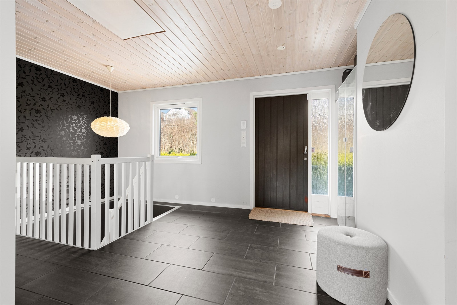 Hall/trapperom og inngangsparti i hovedetasjen Galleribilde