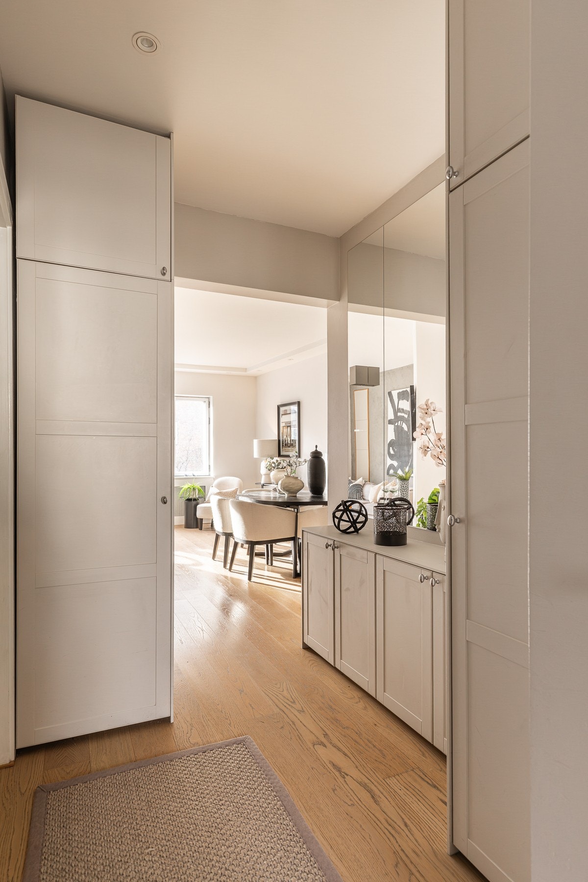 Leiligheten har godt med oppbevaringsplass i integrerte skap. Galleribilde