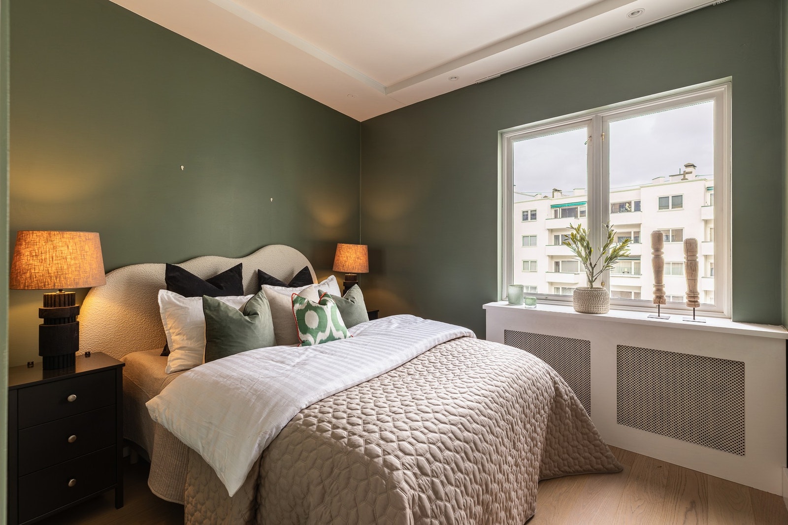 Leiligheten har to soverom, som begge vender inn mot rolig bakgård. Galleribilde