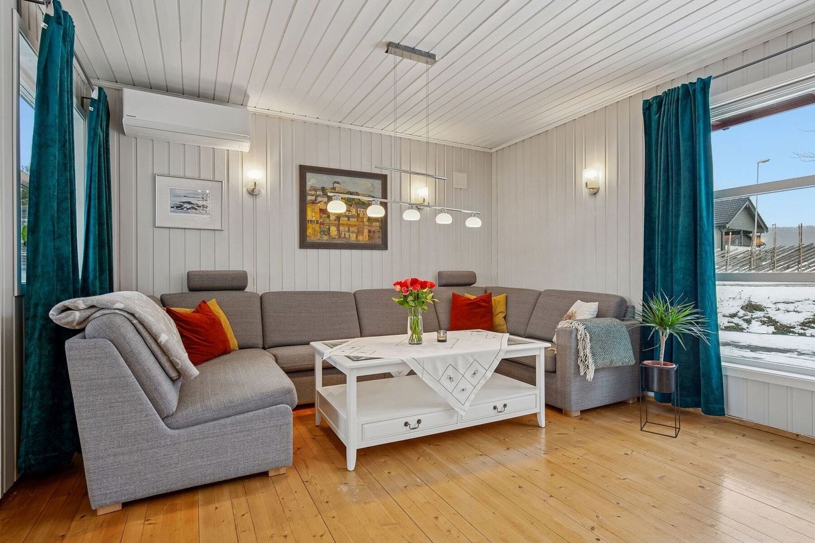 Hovedplanet består av entré, toalett, soverom/kontor, stue og kjøkken. Galleribilde