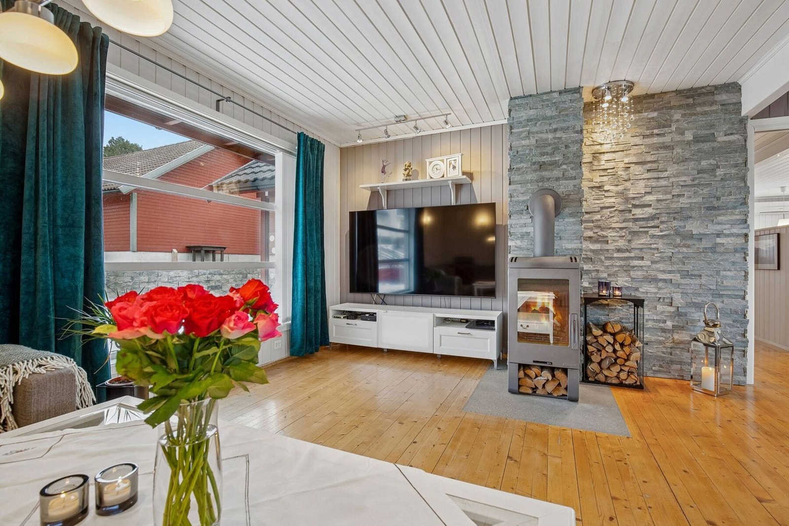 Gjennomgående store vinduer i boligen sikrer godt med lysinnslipp og skaper en lys og luftig boatmsfære. Galleribilde