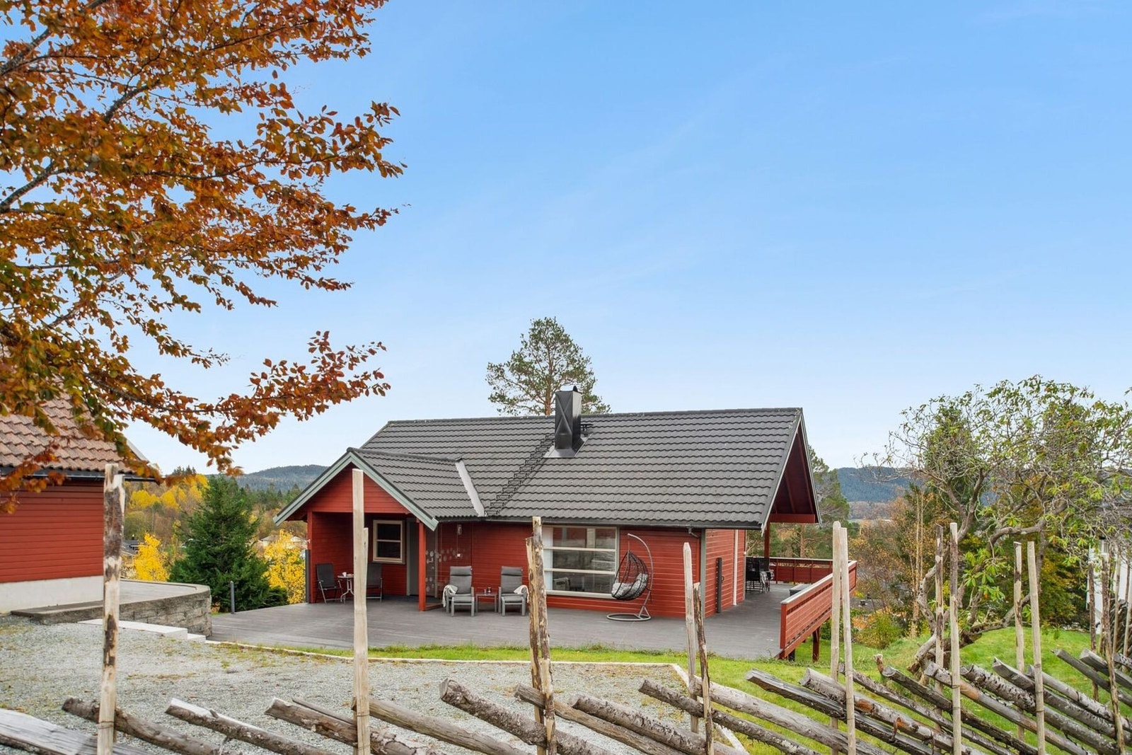 Eneboligen har en herlig beliggenhet i et rolig nabolag med frodige og grønne omgivelser. Galleribilde