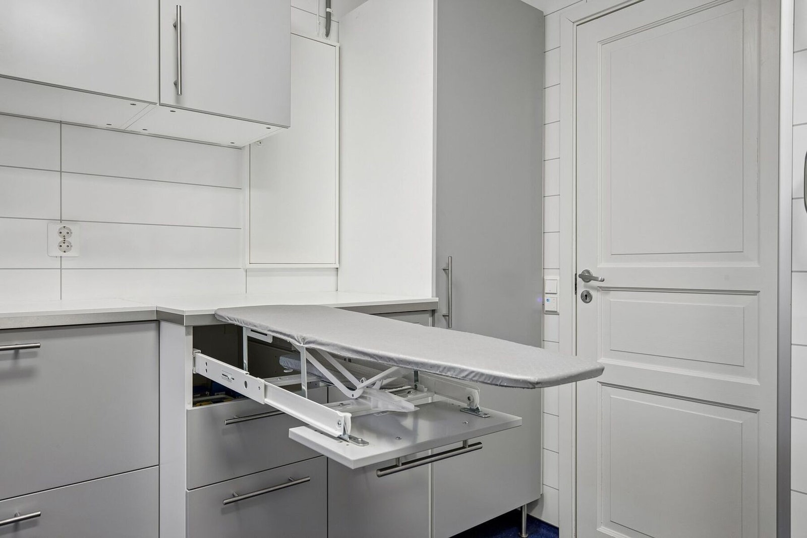 Her får du et vaskerom med smarte løsninger og godt med oppbevaringsplass. Galleribilde