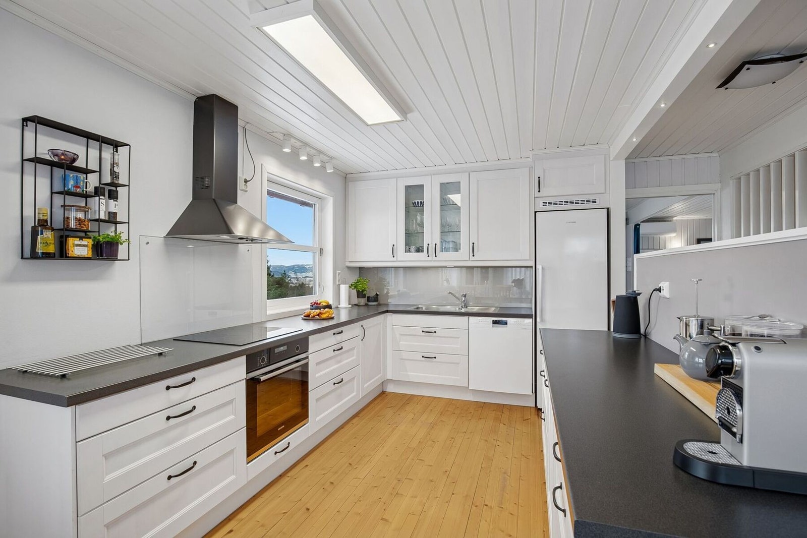 Separat kjøkken fra stuen på gode 9 kvadratmeter med lyse fronter og godt med benkeplate. Galleribilde