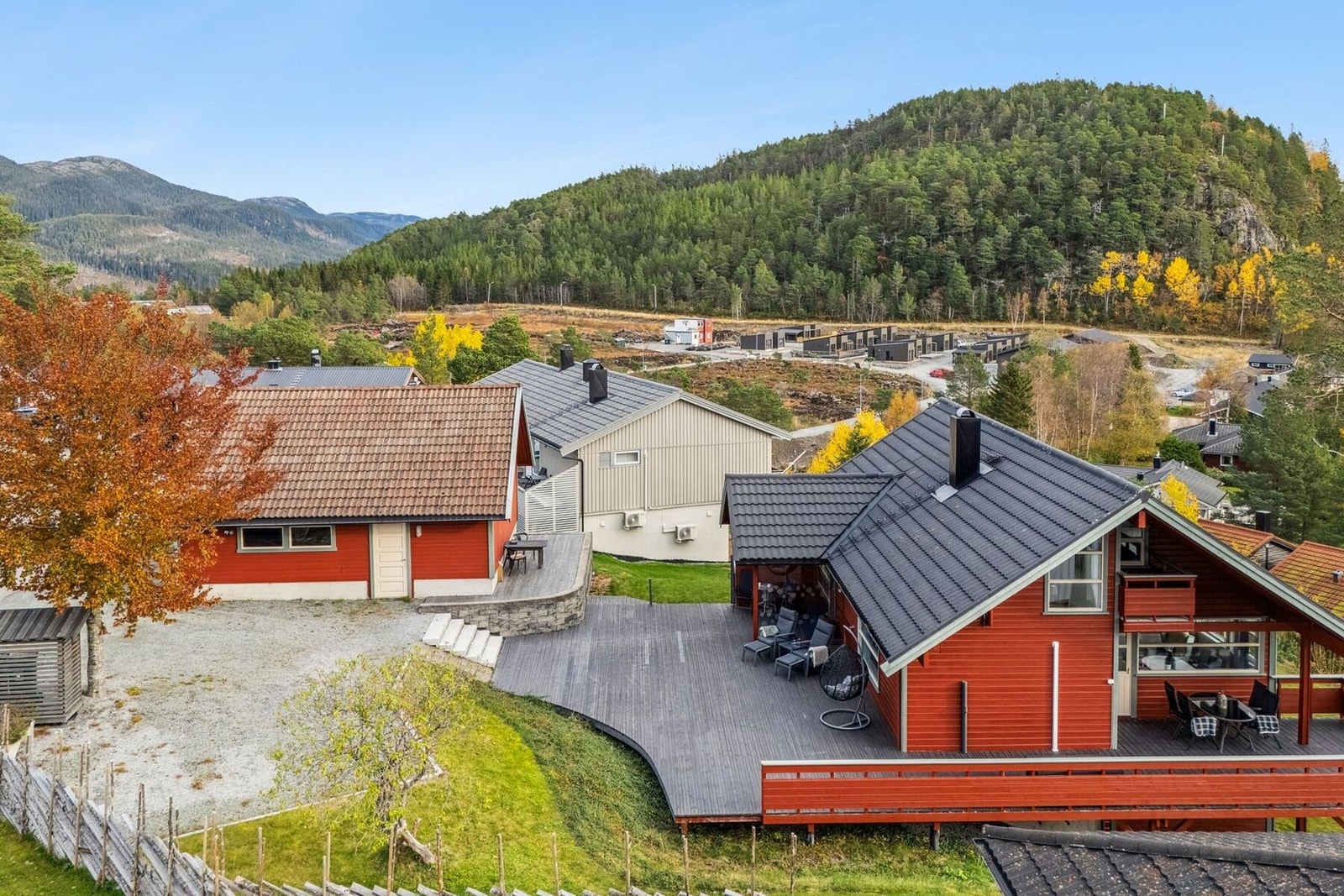 Her får du stor dobbelgarasje som måler hele 83 kvadratmeter og har godt med lagringsplass. Galleribilde