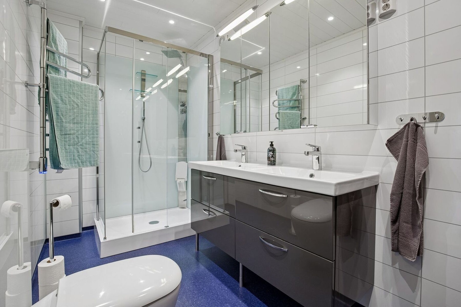 Badet er fra 2015 og måler gode 7 kvadratmeter. Galleribilde