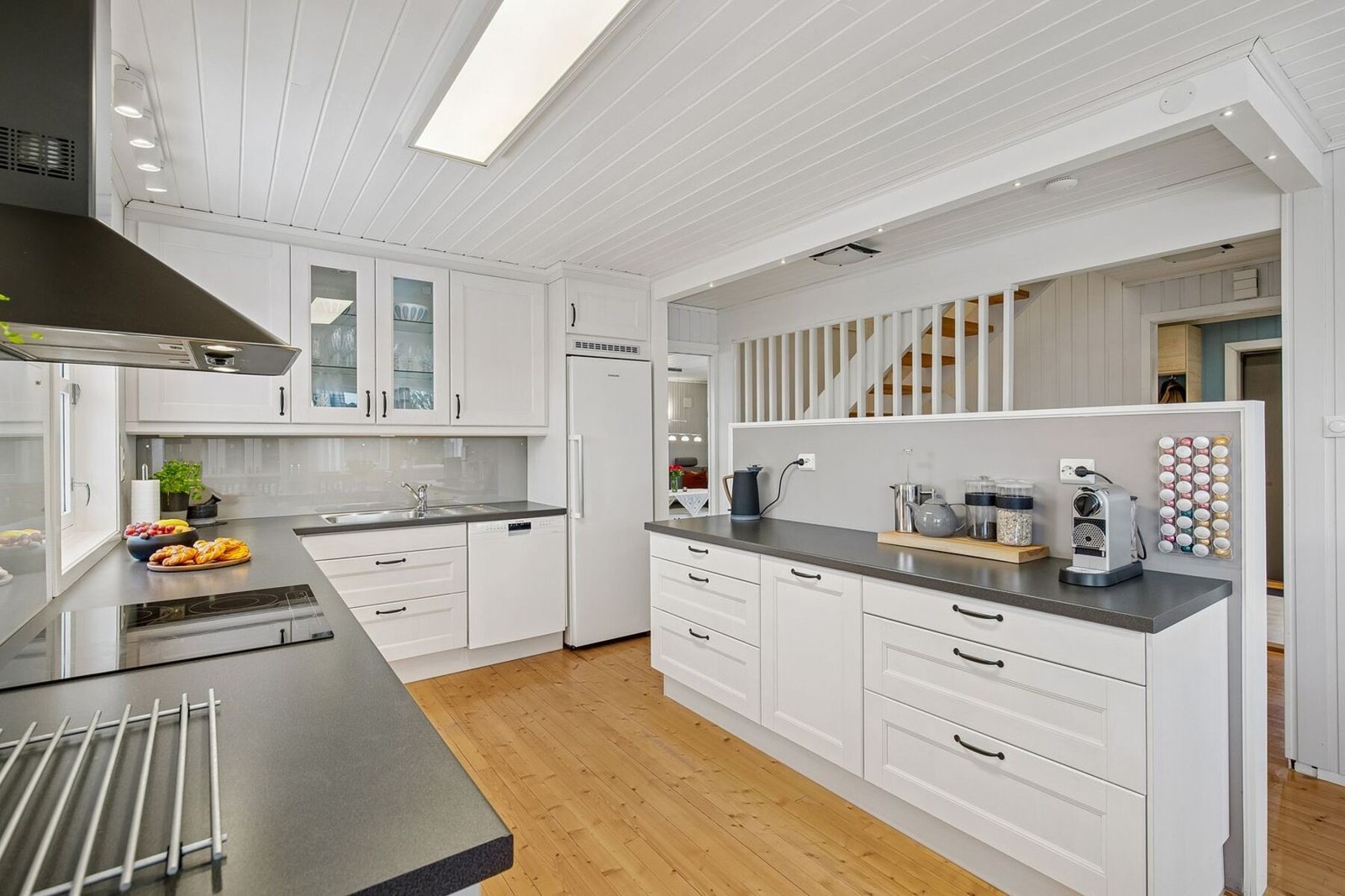 Kjøkkenet er fra 2010 og tilbyr rikelig med både skap- og benkeplass. Galleribilde