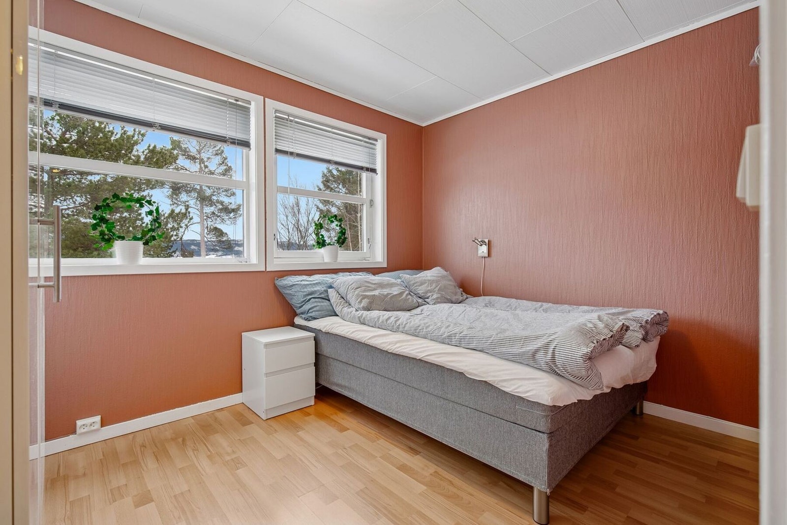 I sokkeletasjen får du tre gode soverom. Dette som måler 10 kvadratmeter. Galleribilde