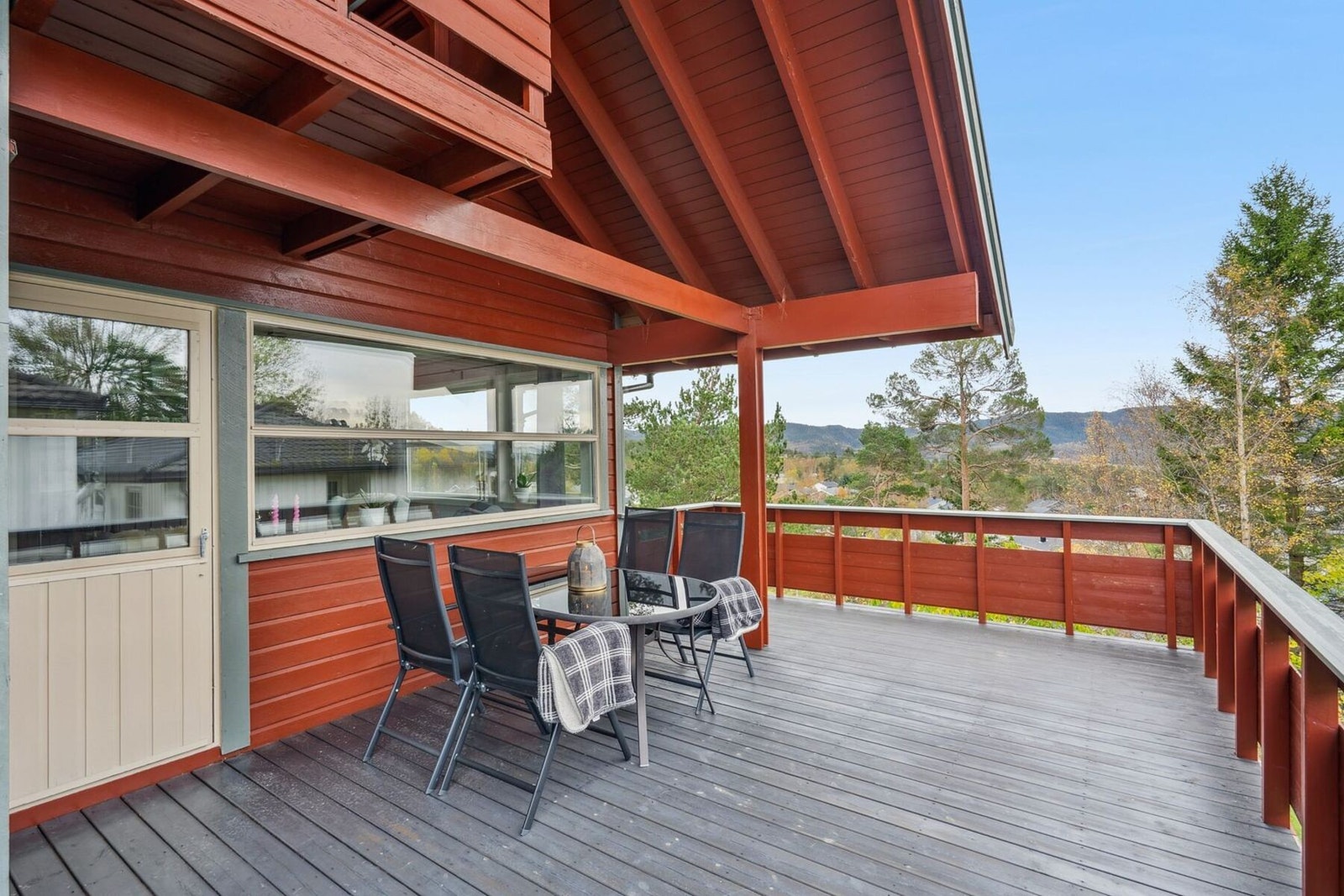 Her bor du i naturskjønne omgivelser og med nærhet til skoler, barnehager, dagligvarer og andre nødvendige fasiliteter. Galleribilde