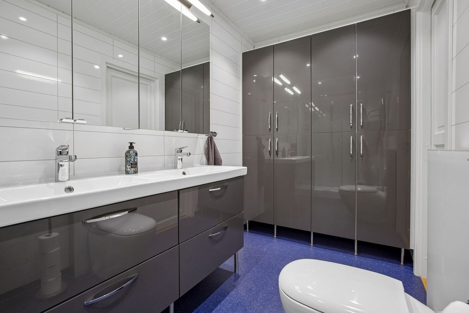 Her får du rikelig med oppbevaringsplass i praktisk skapsystem som er etablert av dagens eier. Galleribilde