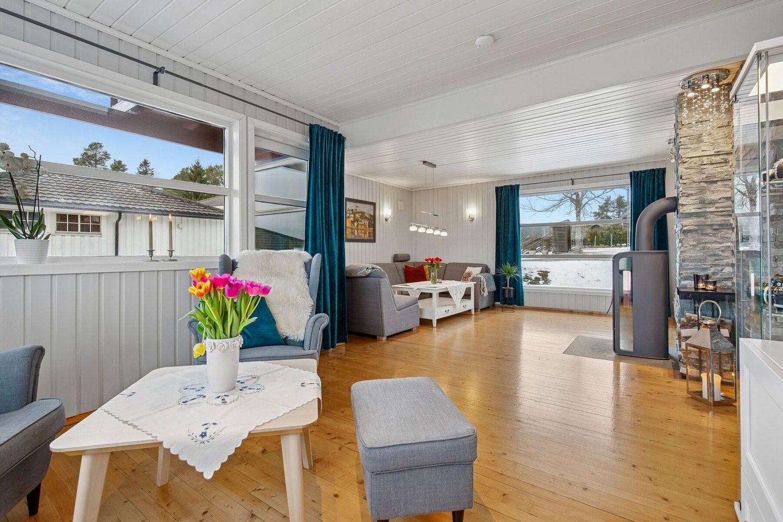 Velkommen inn - her får du en romslig stue på hele 31 kvadratmeter. Galleribilde