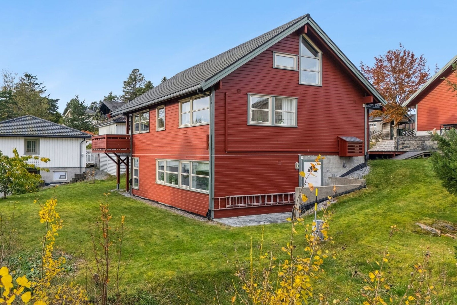 Flott, usjenert opparbeidet hage med gode solforhold og rikelig plass til lek, rekreasjon og hyggelige sammenkomster. Galleribilde