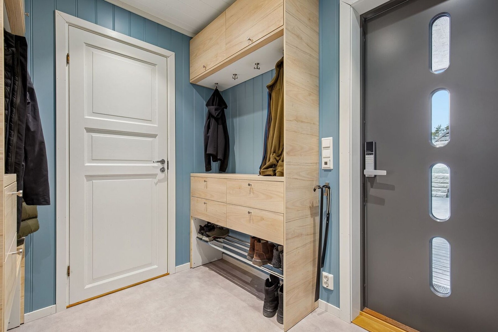 Innbydende entré som måler 5 kvadratmeter med enkel tilgang til praktisk toalettrom. Galleribilde