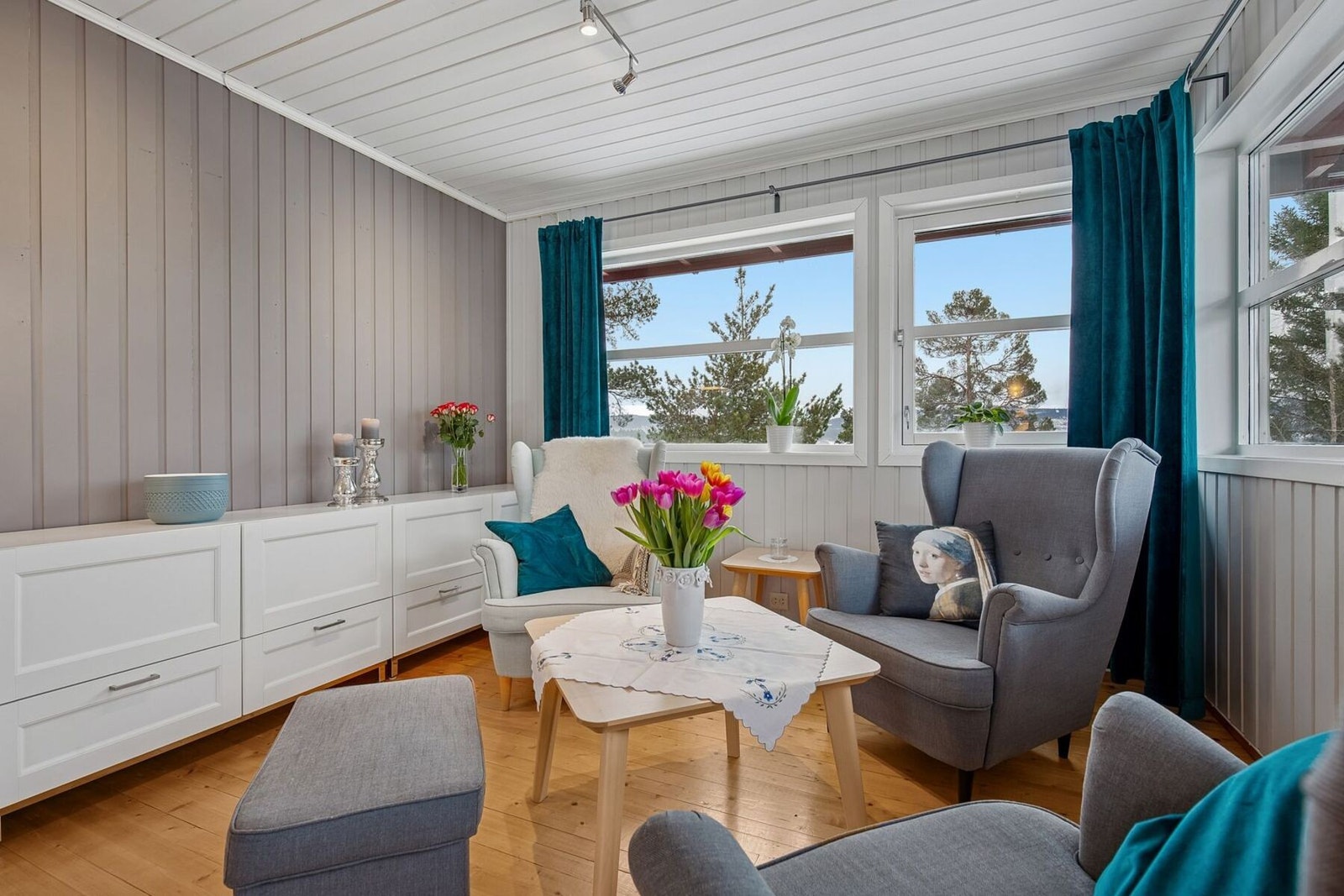 Boligen er oppvarmet med elektrisitet, varmepumpe og vedfyring. Galleribilde