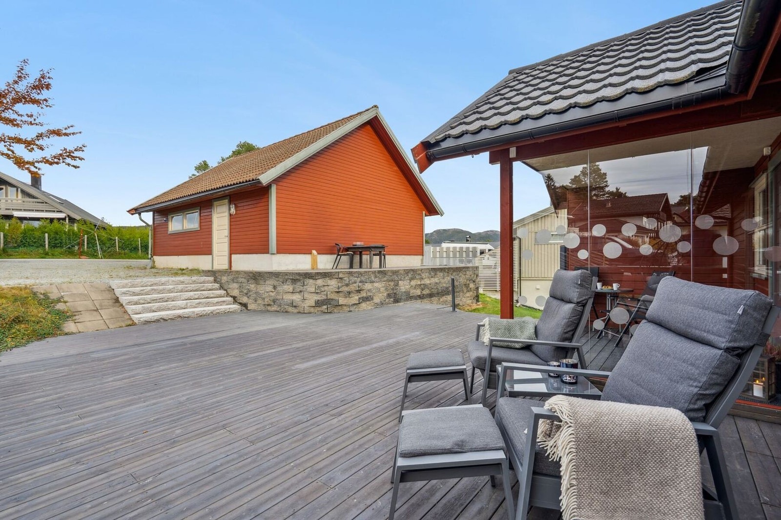 Innbydende gårdsplass med god plass til parkering og enkel adkomst til både bolig og garasje. Galleribilde