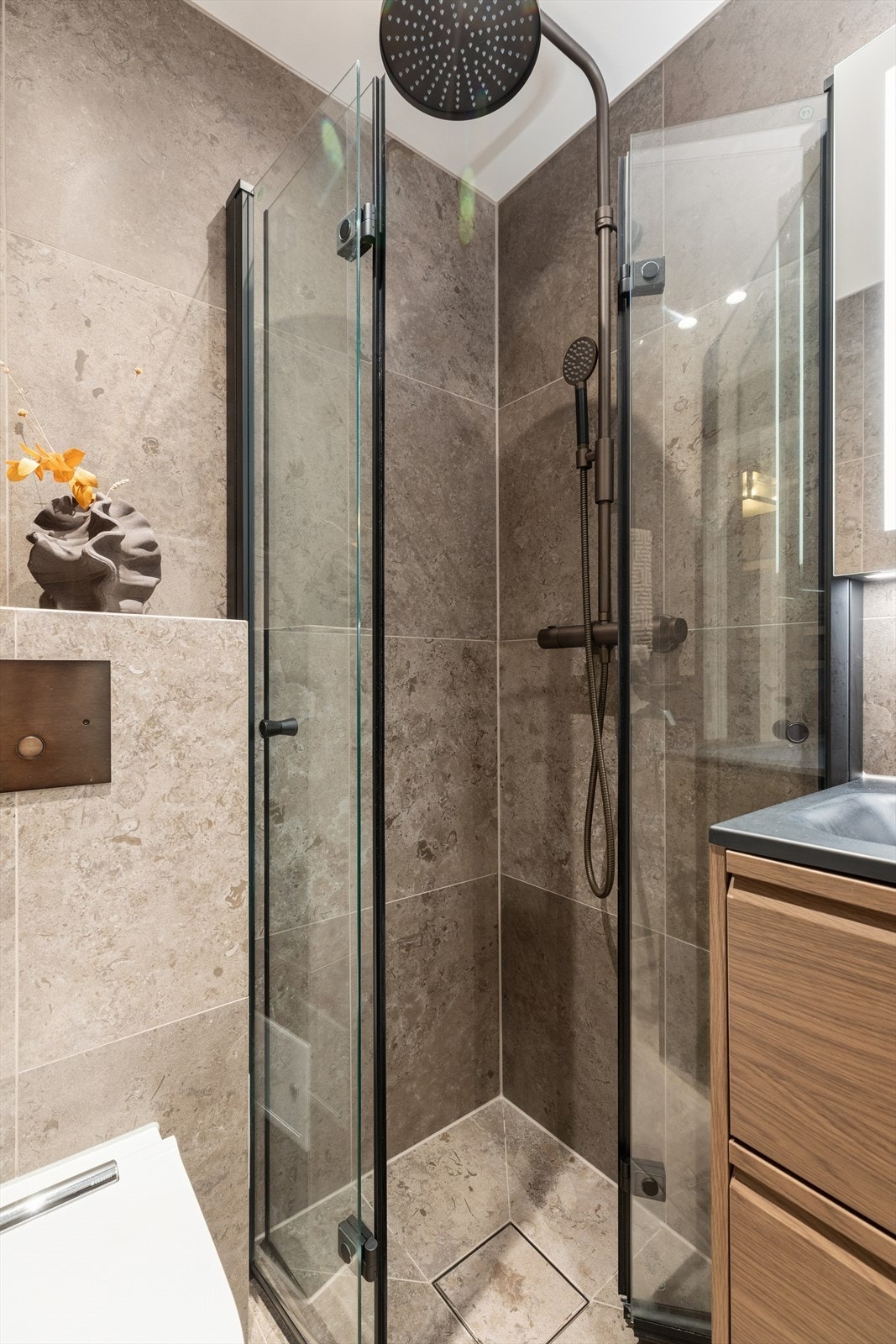 Rommet er godt utnyttet og gir en behagelig og funksjonell opplevelse i hverdagen. Galleribilde