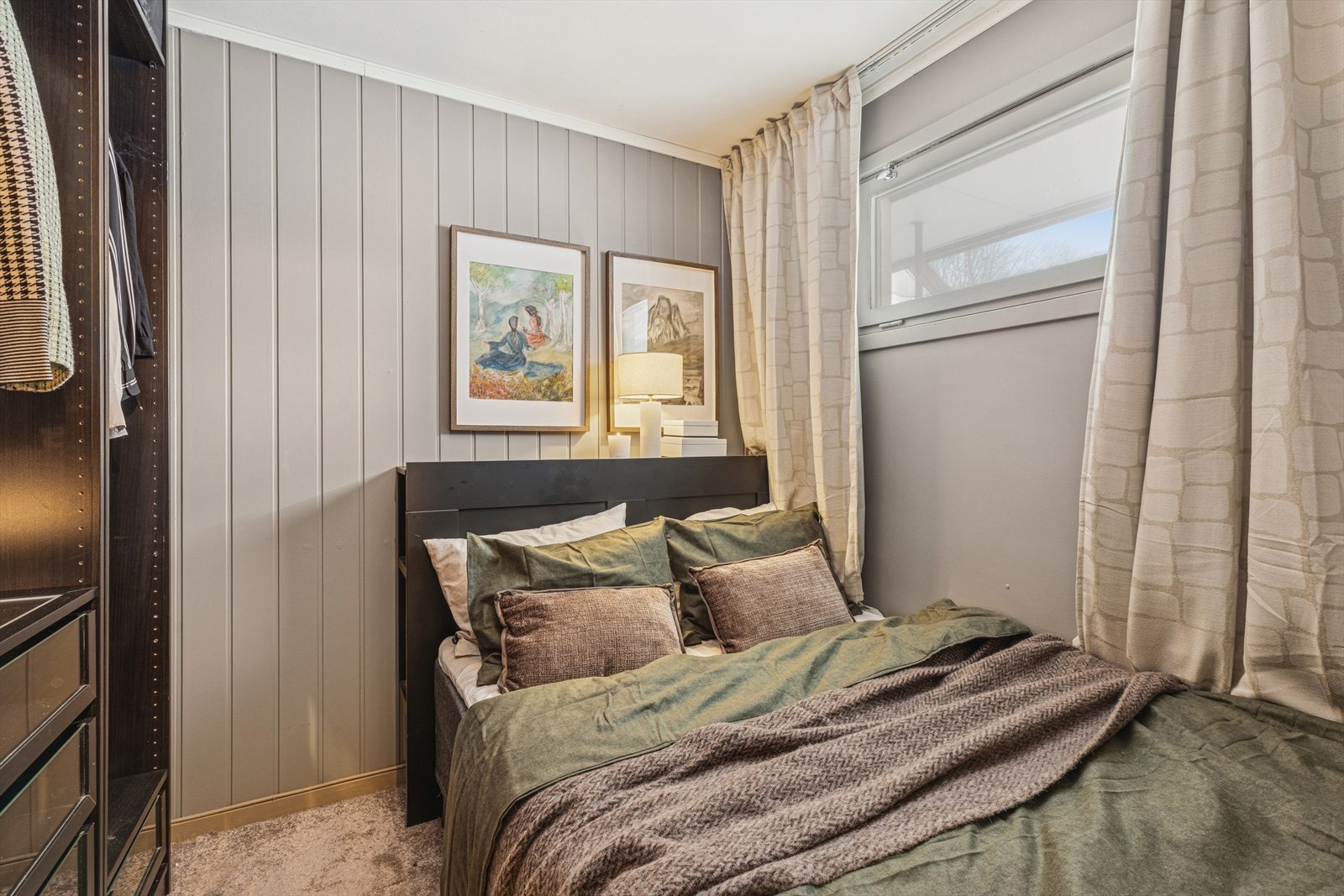 Soverommet ha god plass til stor seng og er utstyrt med garderobeskap for oppbevaring. Vegg til vegg teppe på gulv sørger for "hotelfølelsen". Det opplyses om at rommet ikke er godkjent for varig opphold pga. rømingsvei. Se mer pk. ferdigattest. Galleribilde