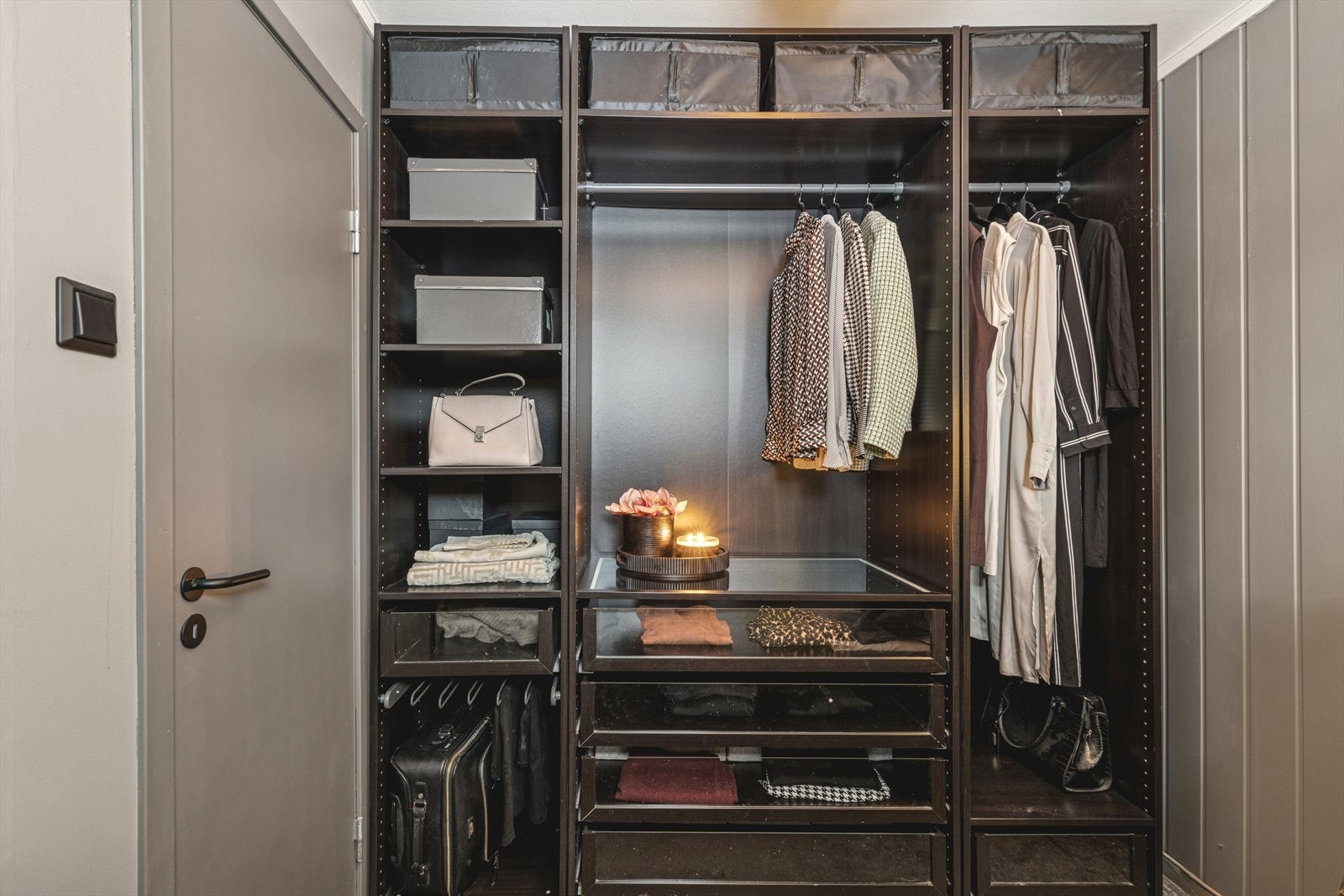 Garderoben er smart plassert og sørger for effektiv utnyttelse av rommet med gode lagringsmuligheter. Galleribilde