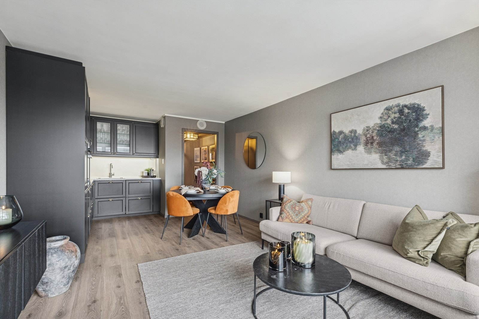 Rommet har en praktisk planløsning, som gjør det lett å møblere i flere soner. Galleribilde