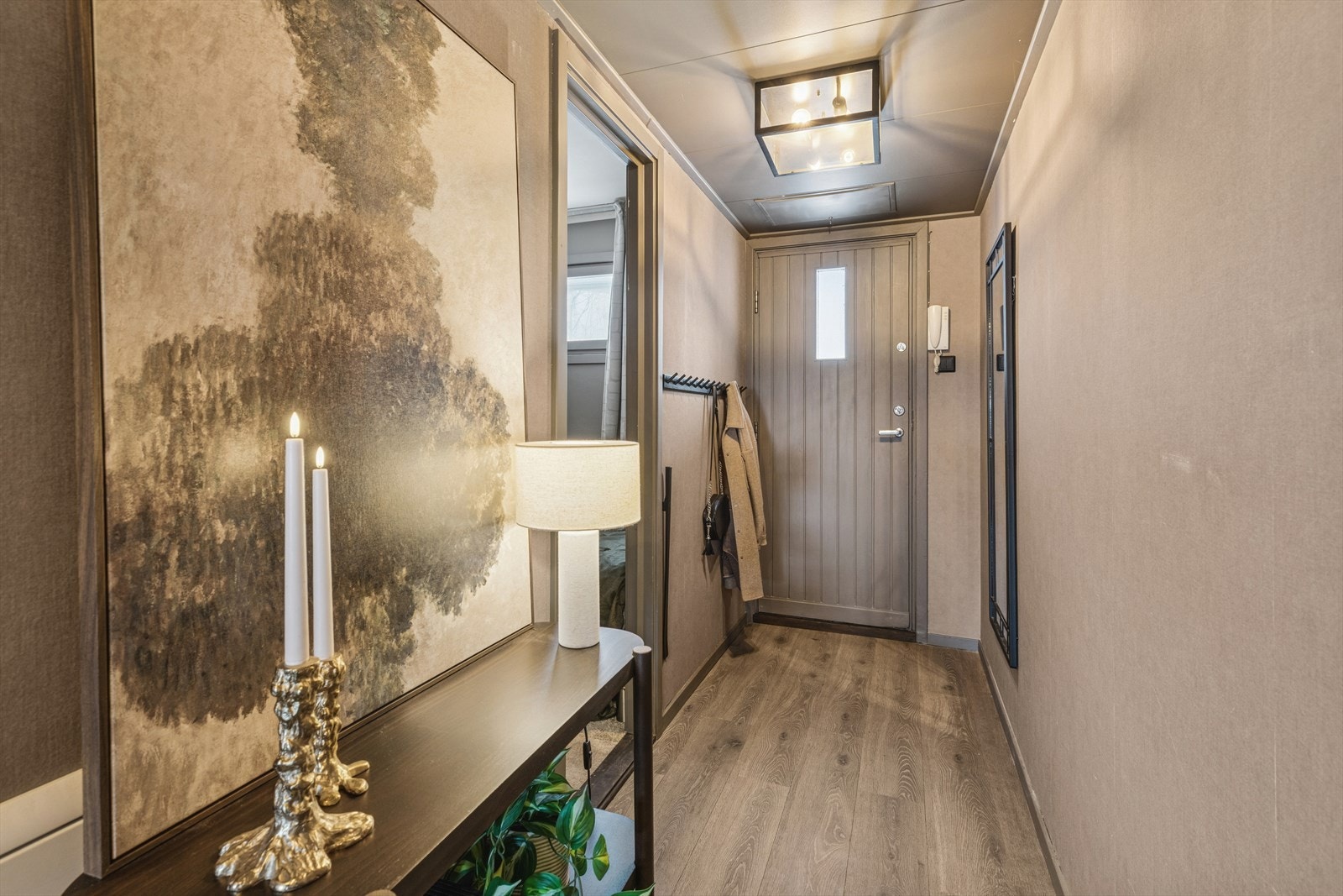 Romslig entre med god plass til å henge fra seg tøy og sette fra seg sko. Om ønskelig er det god plass til å sette inn garderobeskap for oppbevaring. Galleribilde