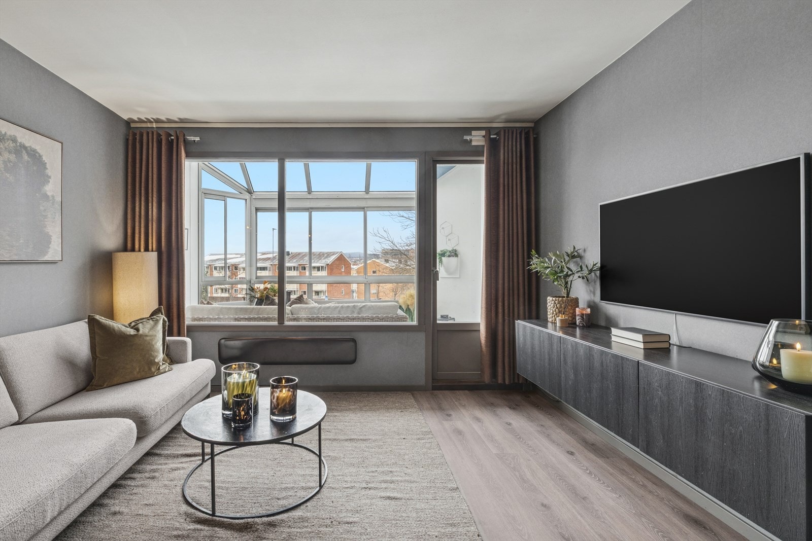 Stuen gir et svært godt førsteinntrykk. De generøse vindusflatene sørger for mye naturlig lys og gjør rommet både lyst og luftig. Galleribilde