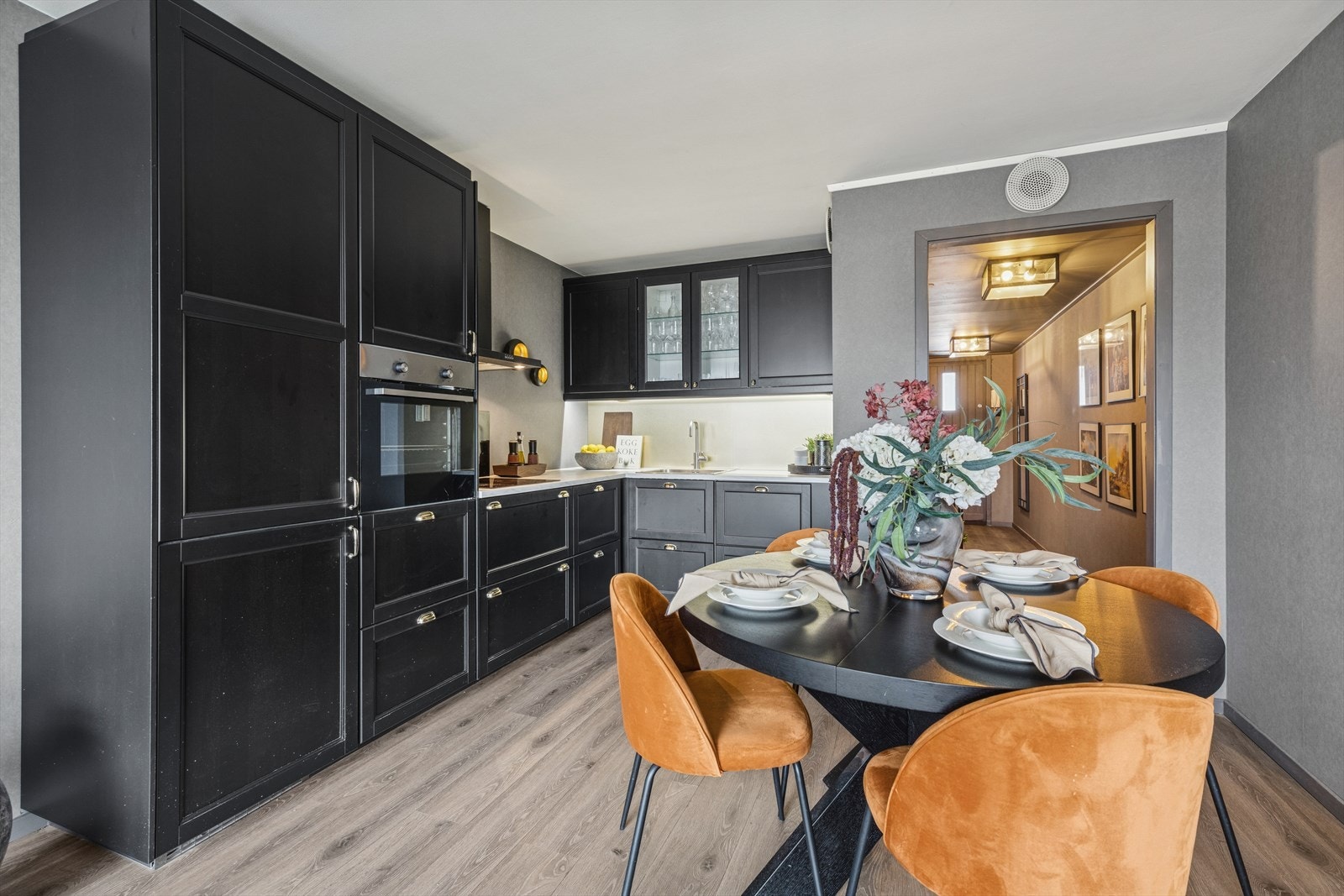 Løsningen er praktisk utformet med gode oppbevaringsmuligheter, hvor det også er plass til spisegruppe. Galleribilde