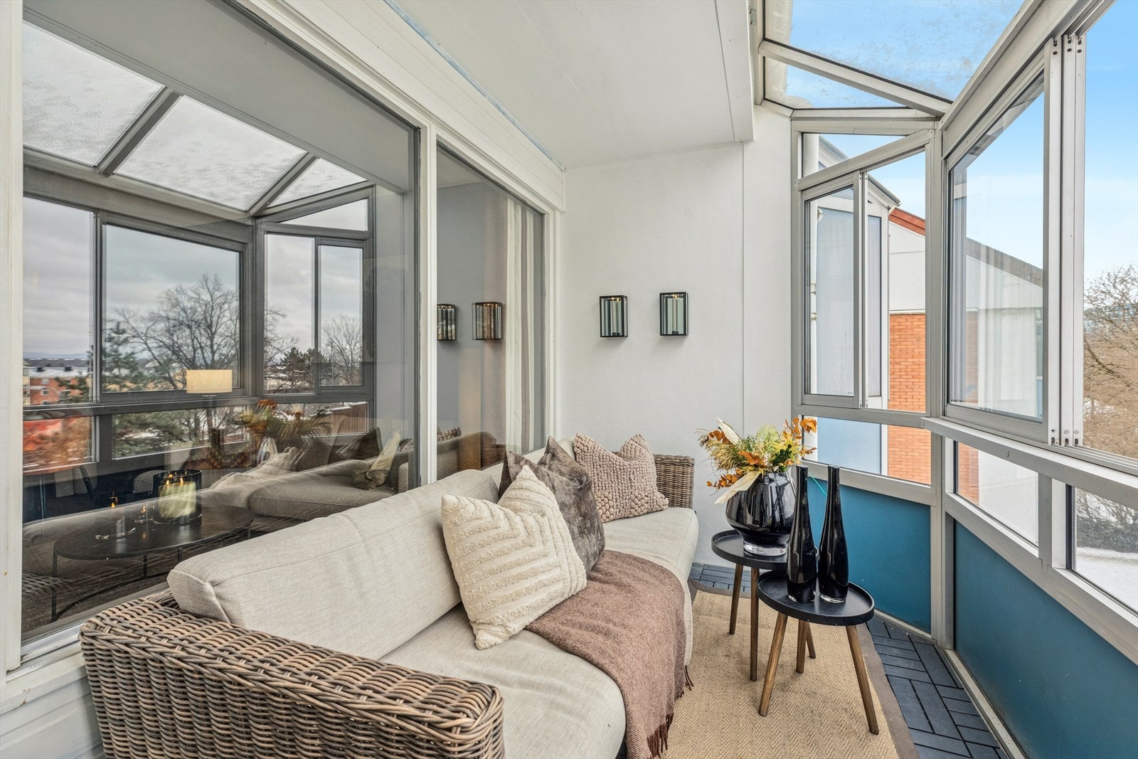 Her får du god utsikt over nabolaget og en lun uteplass som kan brukes store deler av året. Galleribilde