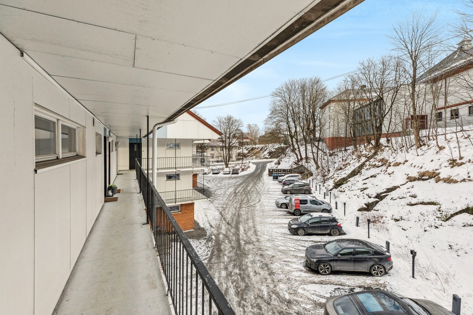 Sameiet disponerer 28 parkeringsplasser som beboerne deler etter "førstemann til mølla"-prinsippet. Dette gir gode muligheter for parkering i området for både beboere og besøkende. Galleribilde