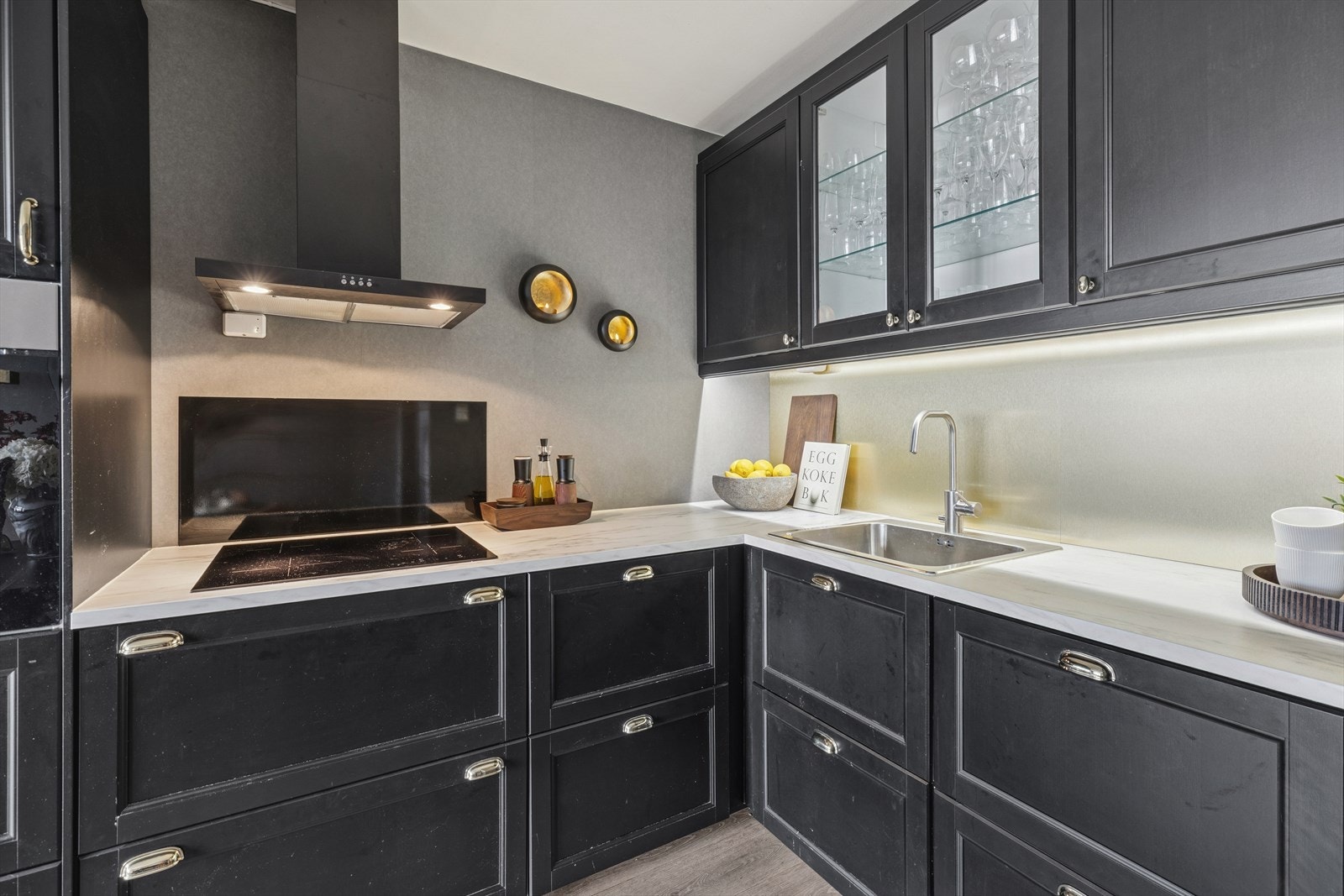 Innredningen har fronter i heltre, noe som gir et tidløst og solid uttrykk. Galleribilde