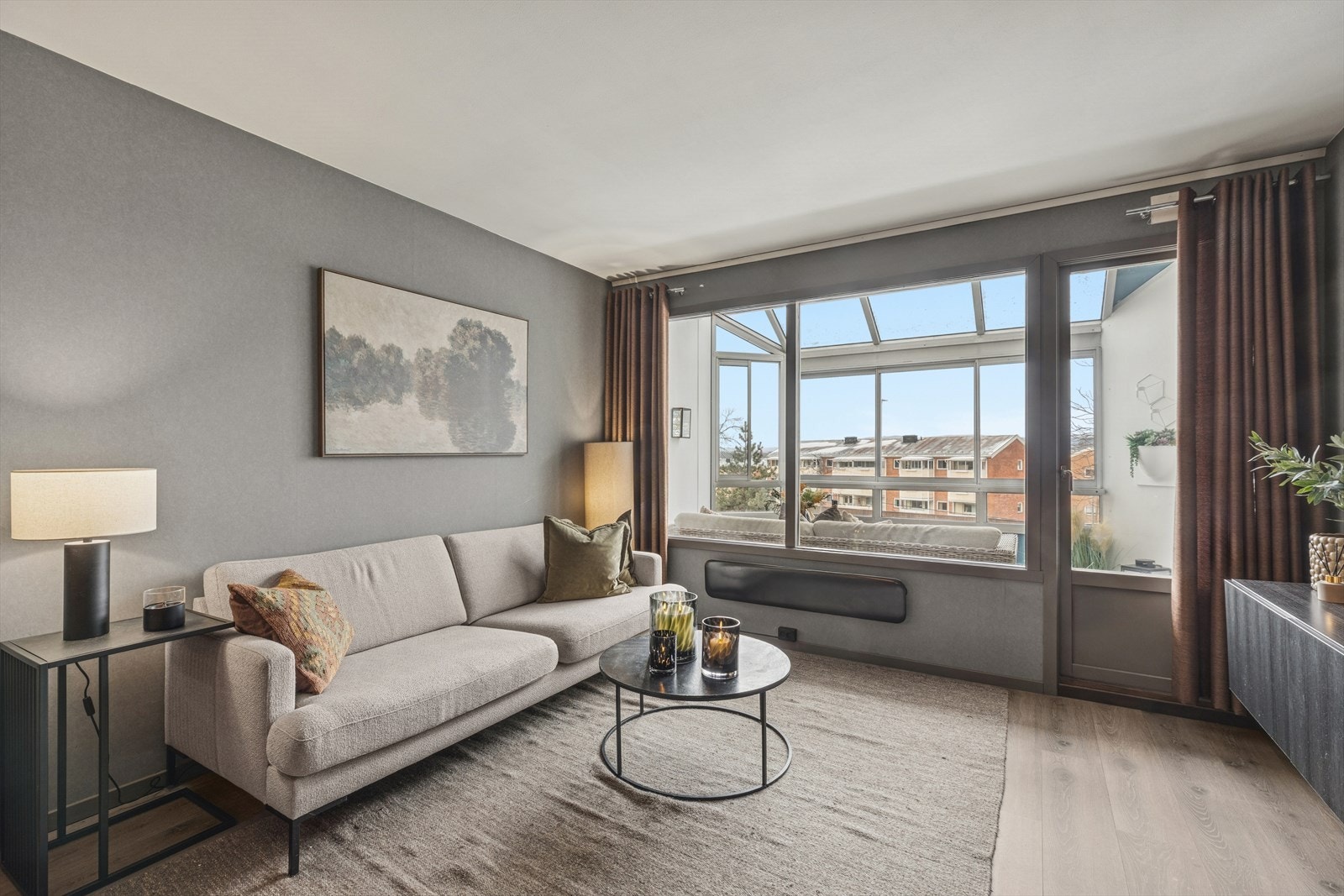 De lyse overflatene skaper en tidløs ramme som enkelt kan tilpasses ulik stil og innredning. Galleribilde