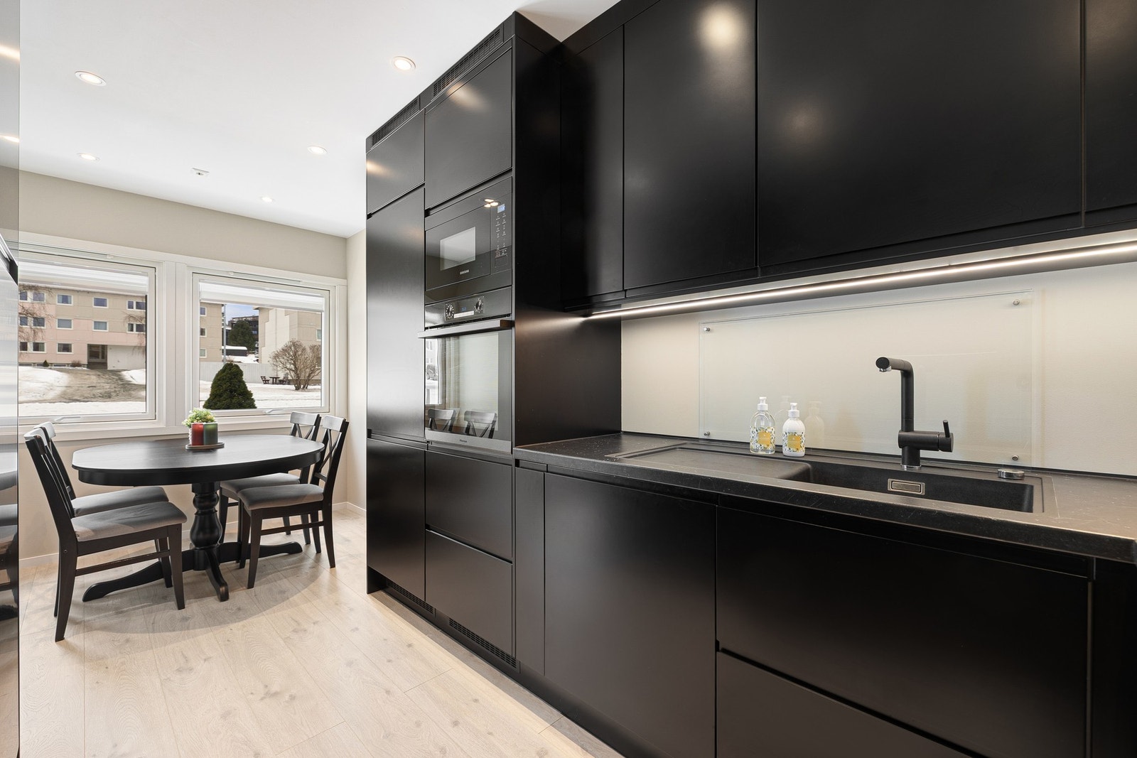 På kjøkkenet er det og plass til spisebord. Galleribilde