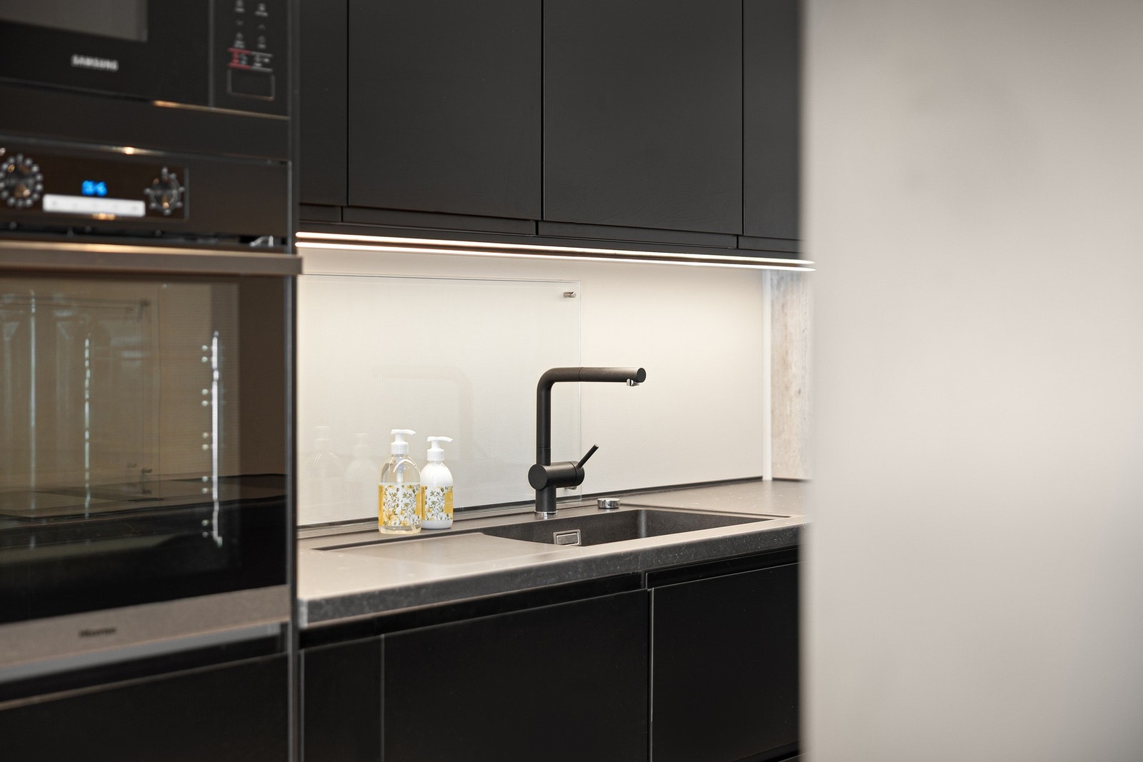 Integrerte hvitevarer består av platetopp, stekeovn, oppvaskmaskin, kjøle-/fryseskap og mikrobølgeovn. Galleribilde