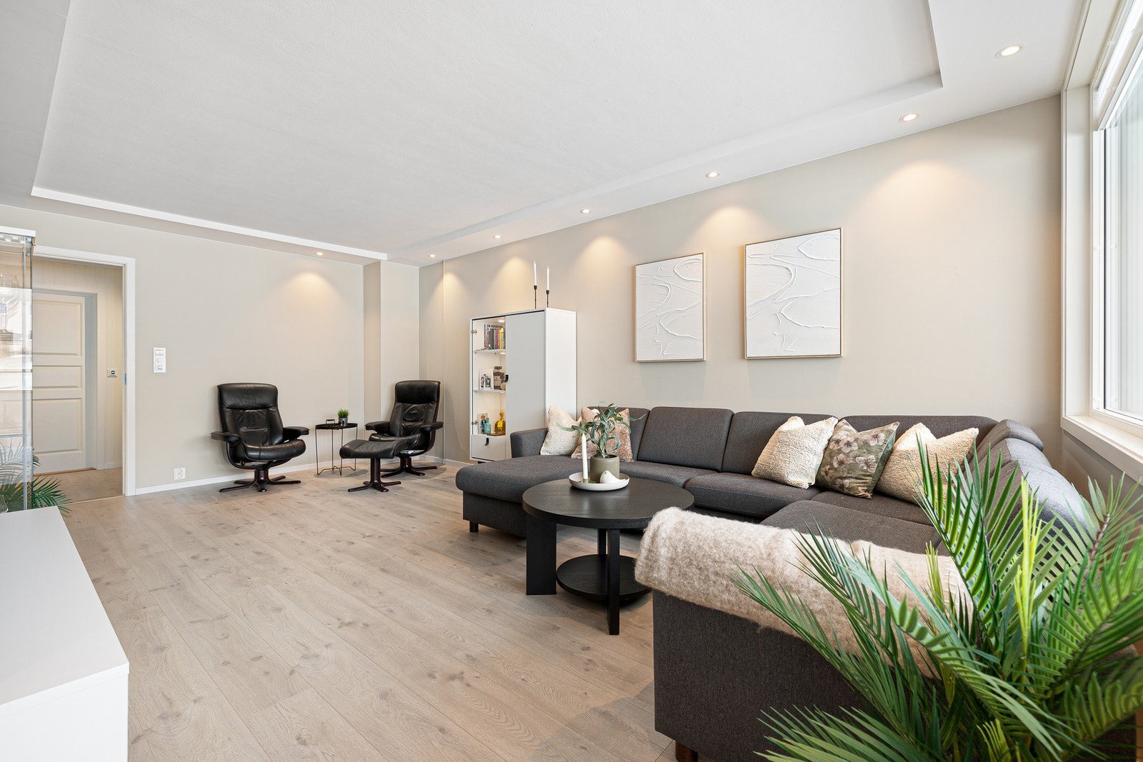 På stuen er det gode møbleringsmuligheter med god plass til en koselig sofakrok. Galleribilde