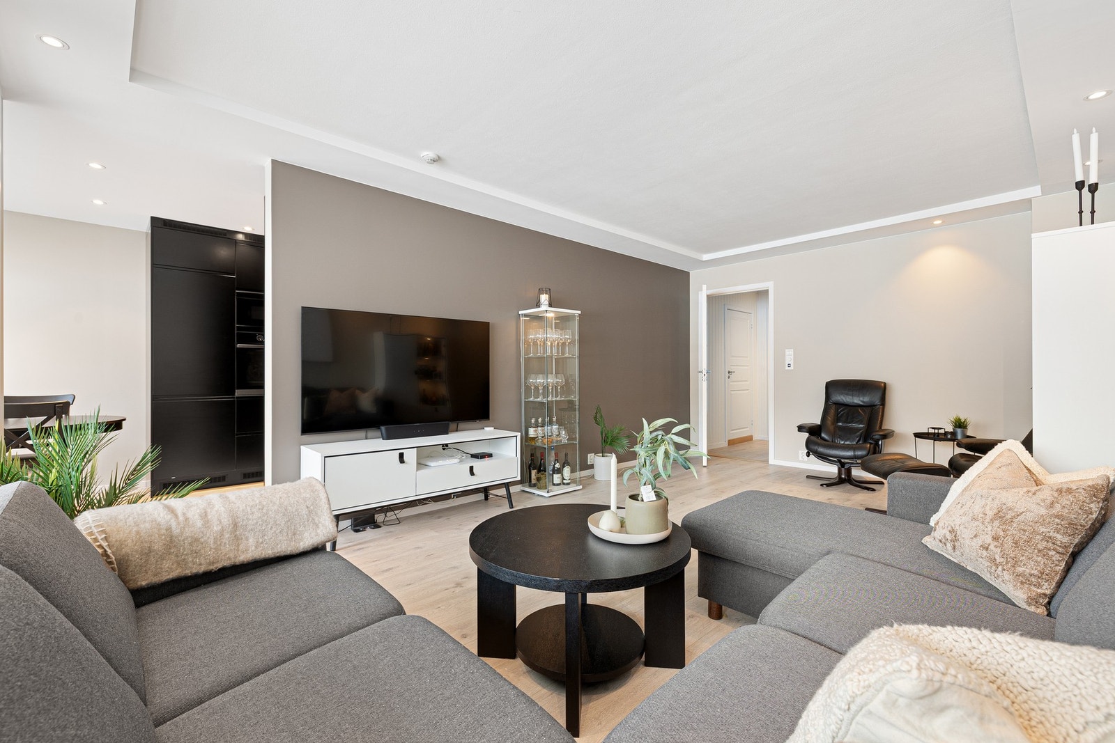 På stuen er det laminat på gulv over elektrisk gulvvarme. Galleribilde