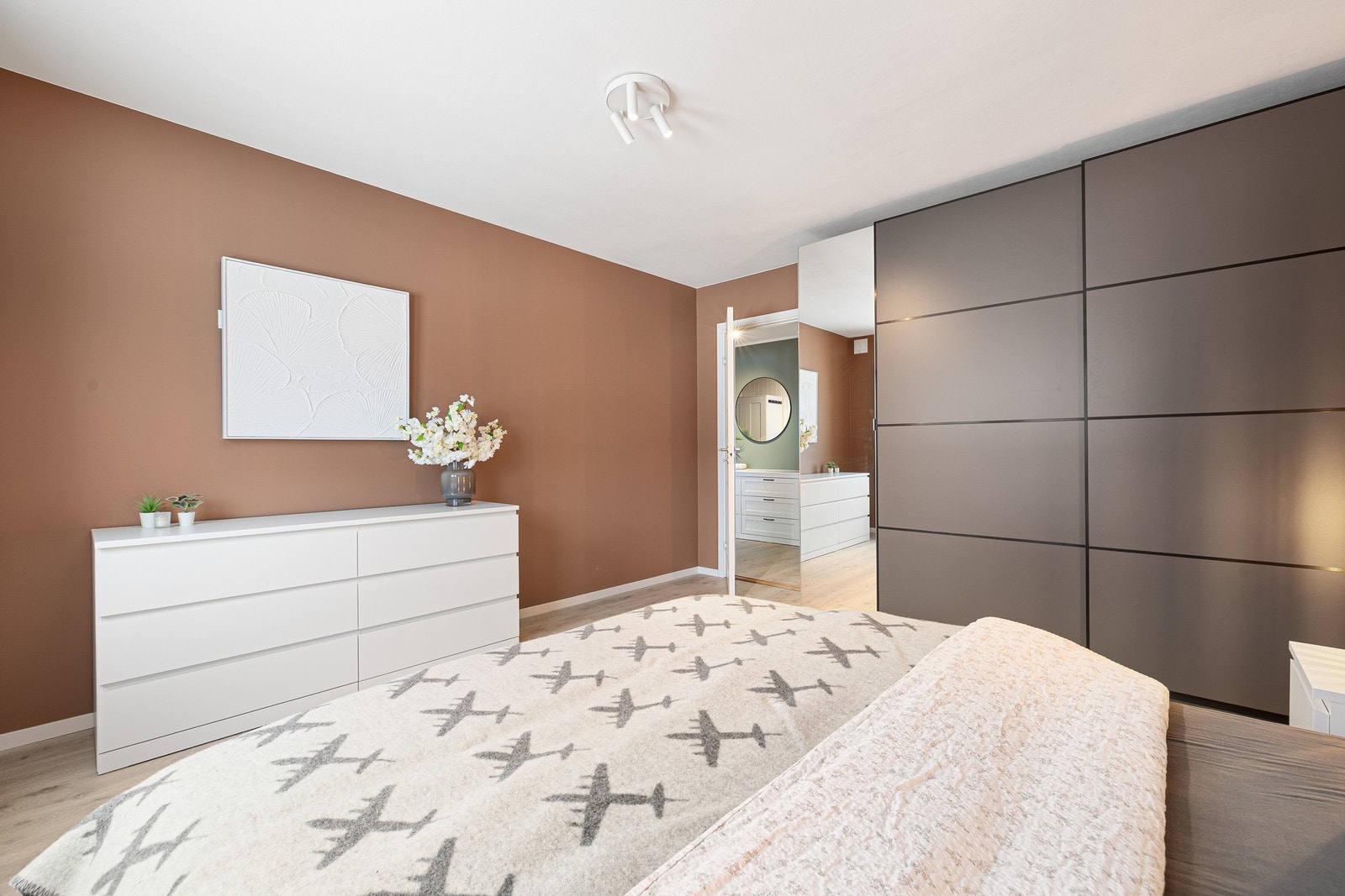 Her er det god plass til dobbeltseng og oppbevaring i garderobeskap. Galleribilde