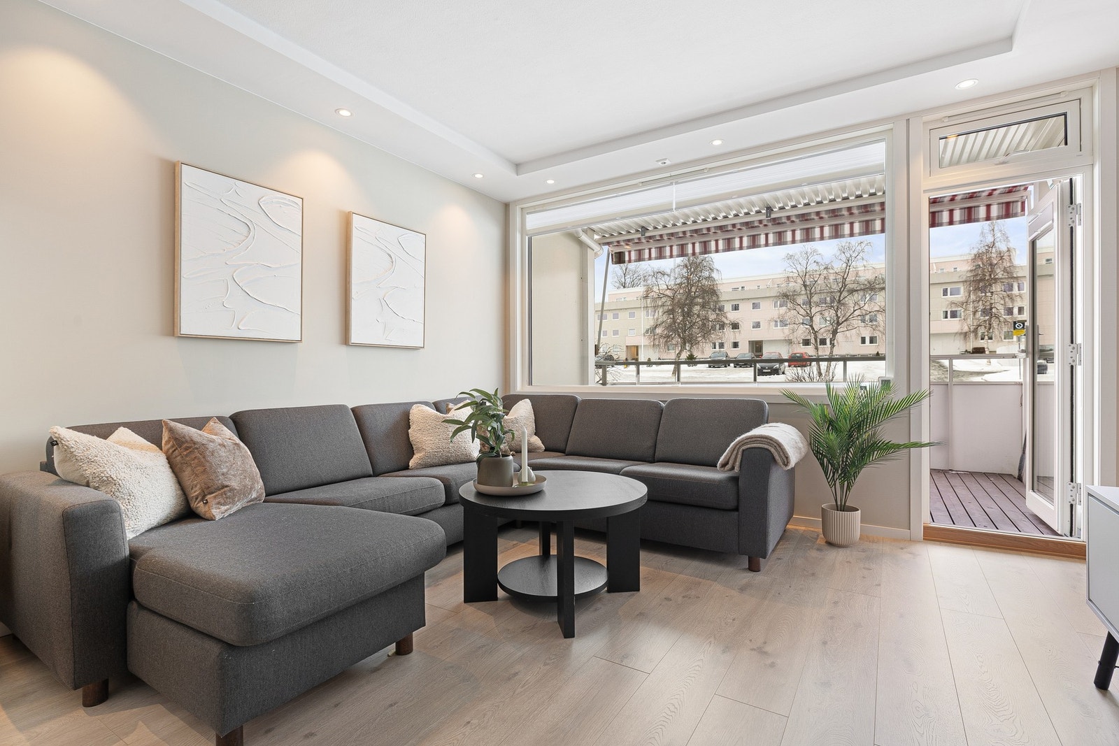 Fra stuen er direkte utgang til en balkong. Galleribilde