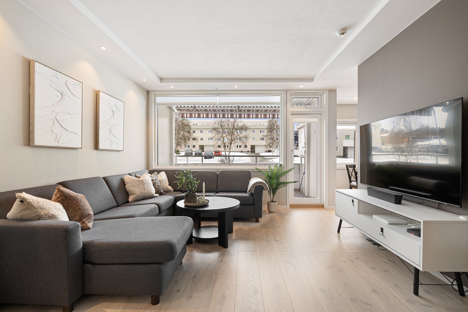 Leiligheten har en stor stue på 22,1 kvm. Galleribilde