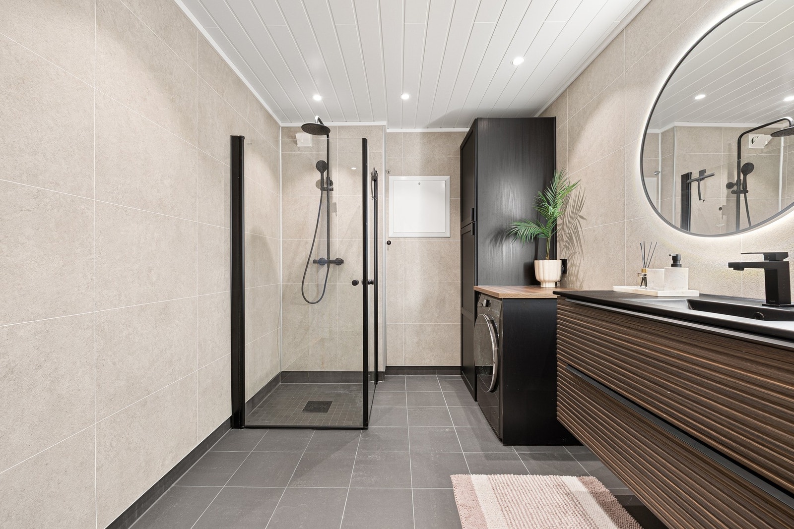 Badet er på 7,8 kvm og har elektrisk gulvvarme. Galleribilde