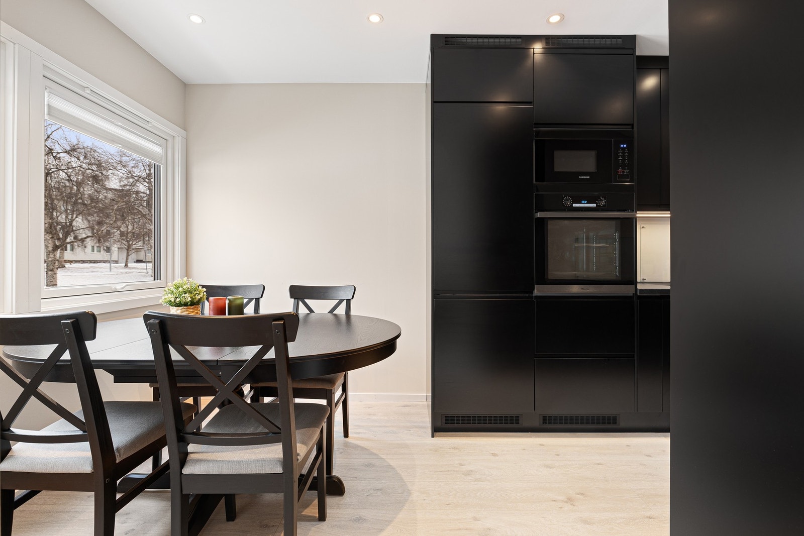 På kjøkkenet er det og plass til spisebord. Galleribilde