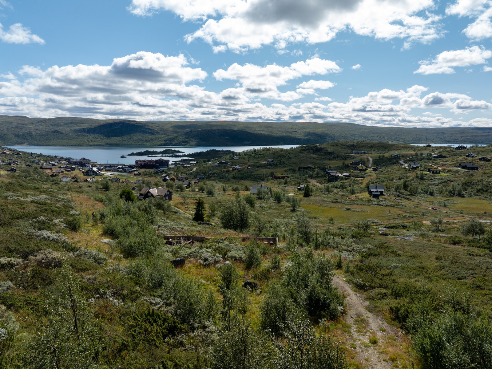 Herfra er det flott utsikt mot bl.a. Ustevatn og Ustetind Galleribilde